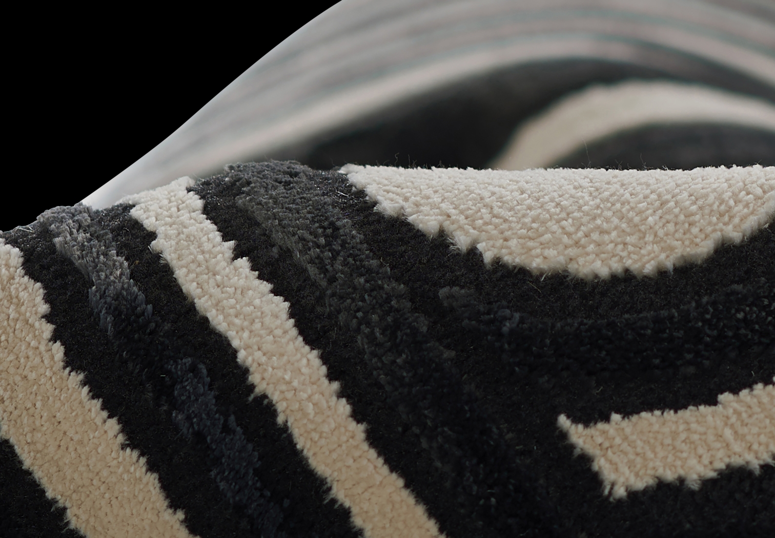 Mayzon Off-White 3'11 x 5'7 Rug - Thumbnail - Image 7