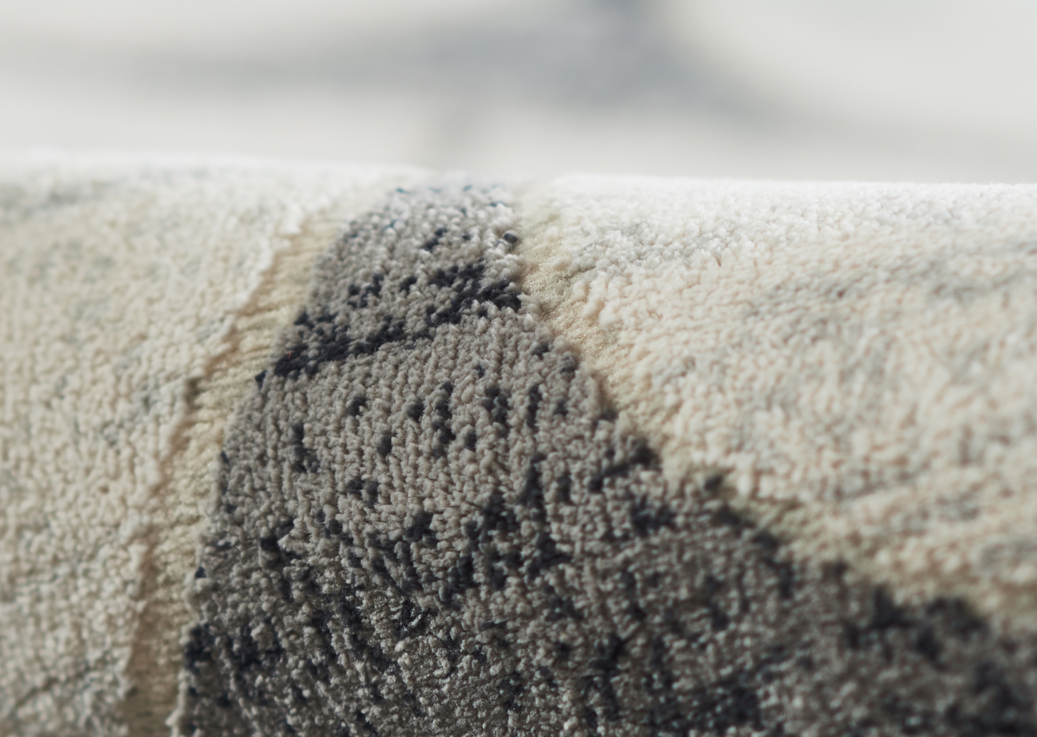 Mazen Black 3'10 x 5'7 Rug - Thumbnail - Image 5