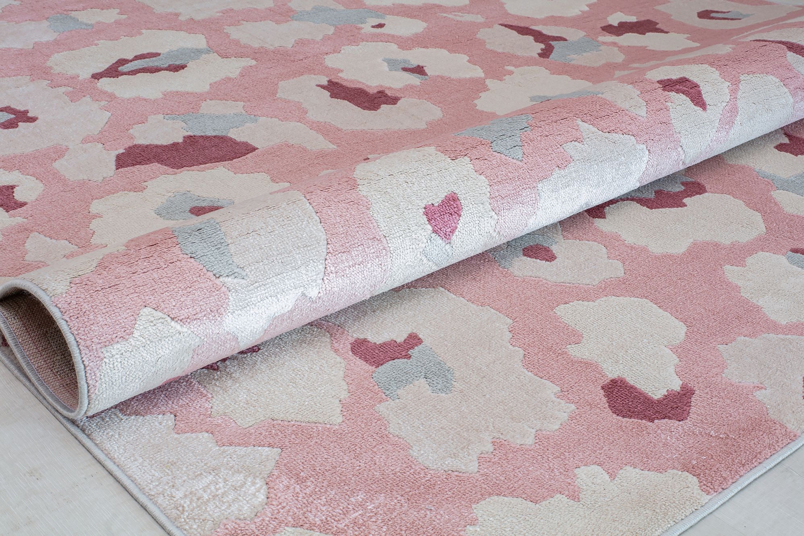 Minoro Pink 5' x 7' Rug - Thumbnail - Image 3
