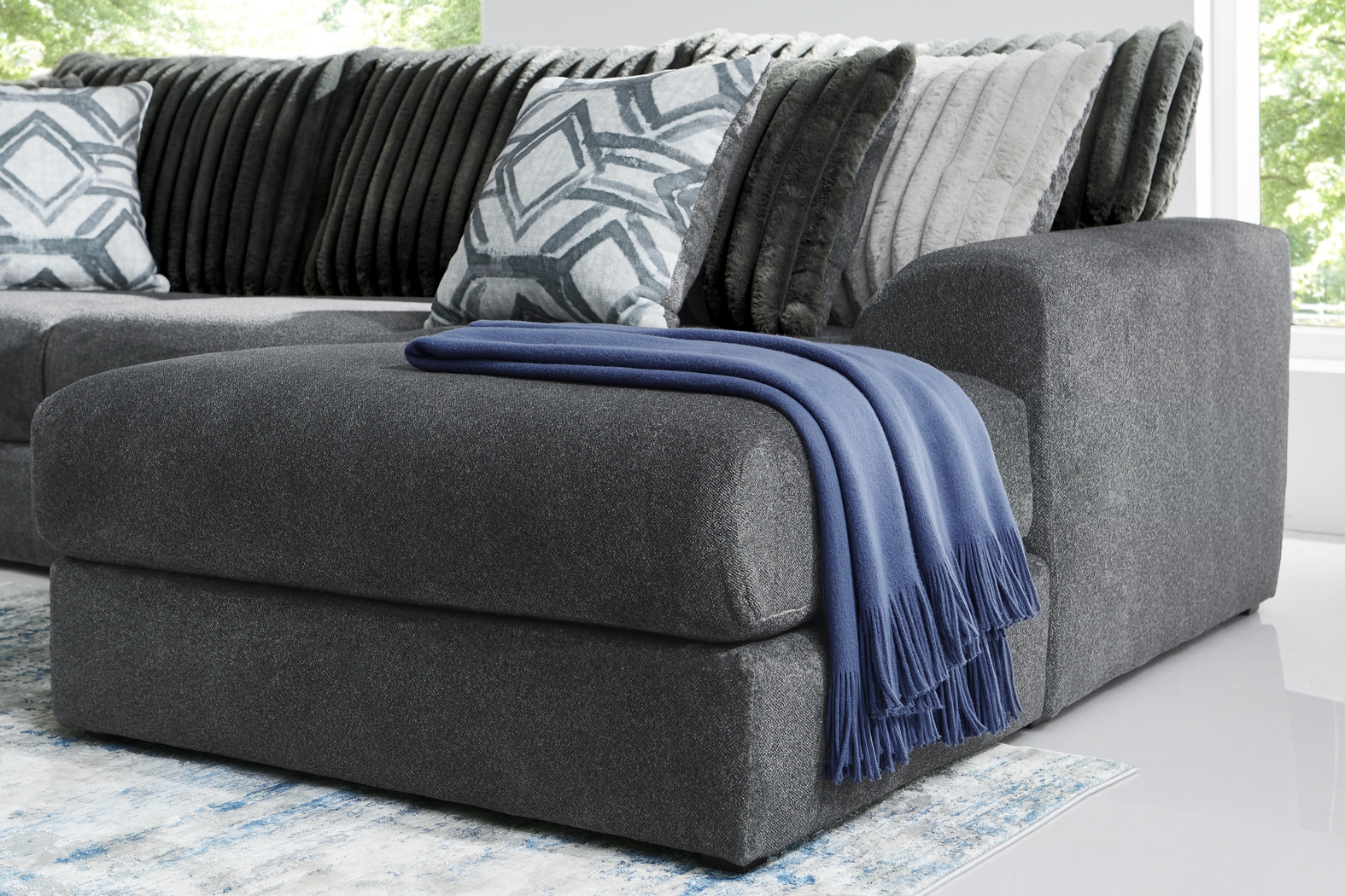 Moreau Street Black 5 Pc Sectional Living Room - Thumbnail - Image 4