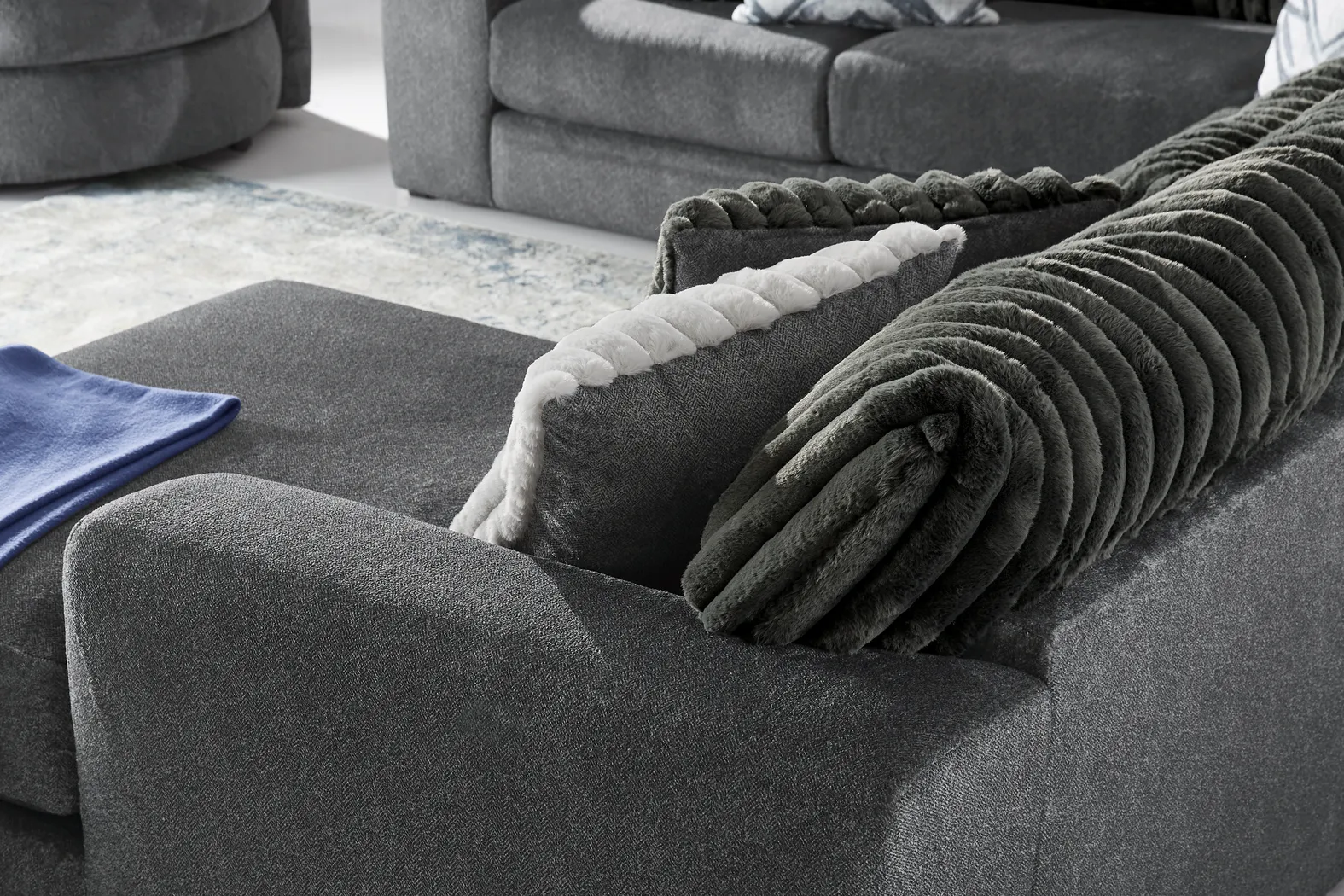 Moreau Street Black 6 Pc Sectional Living Room - Thumbnail - Image 4