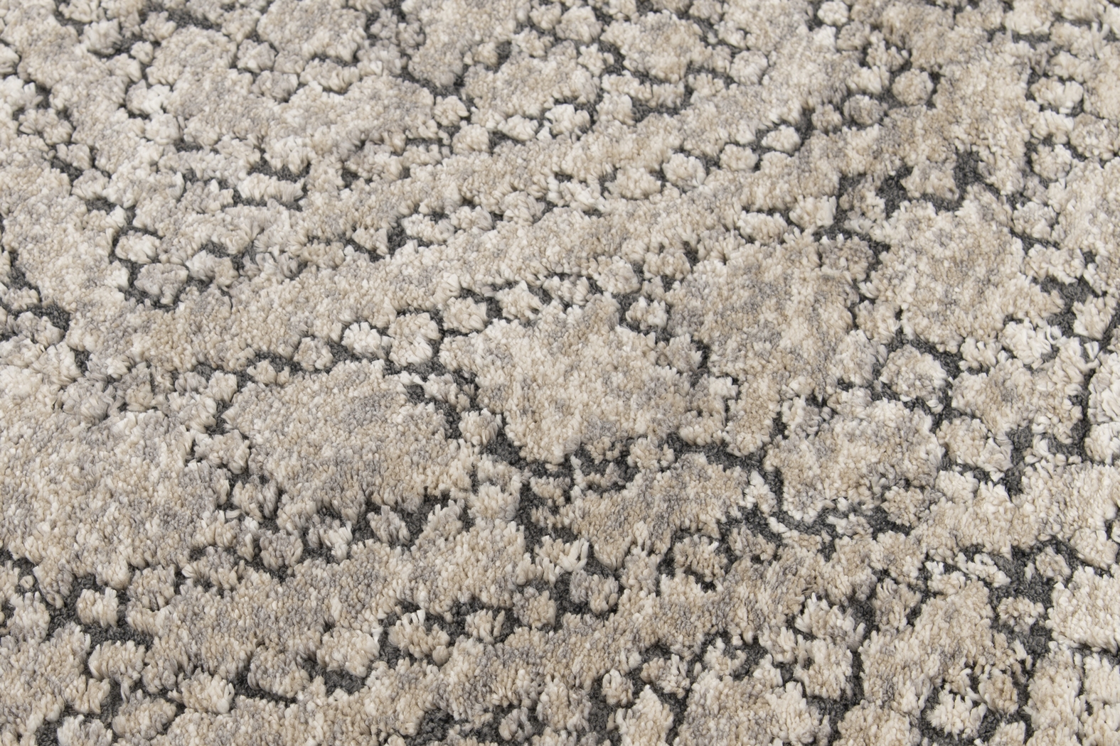 Nikita Gray 7'10" Round Rug - Thumbnail - Image 4