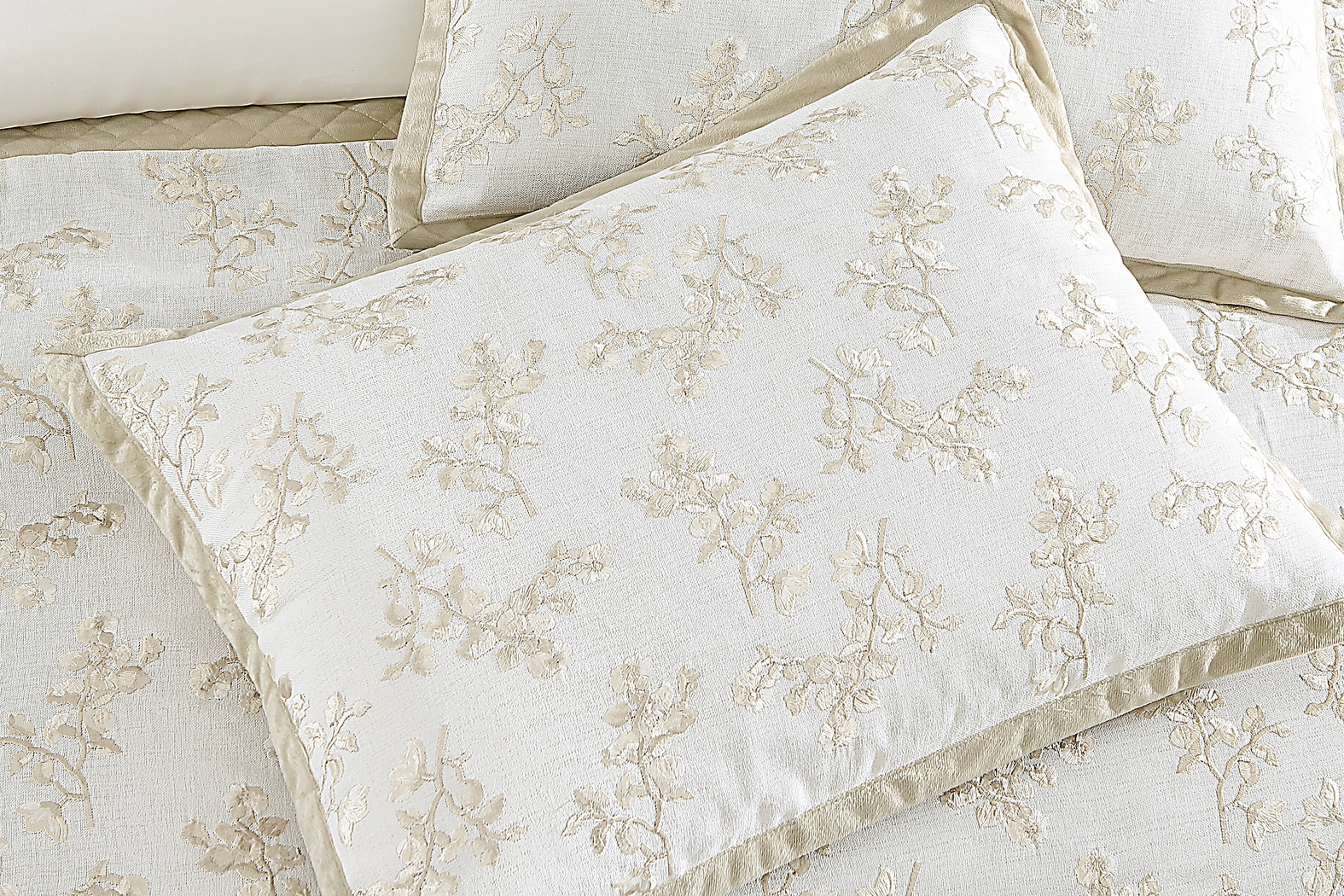 Northnup White 9 Pc Queen Comforter Set - Thumbnail - Image 4