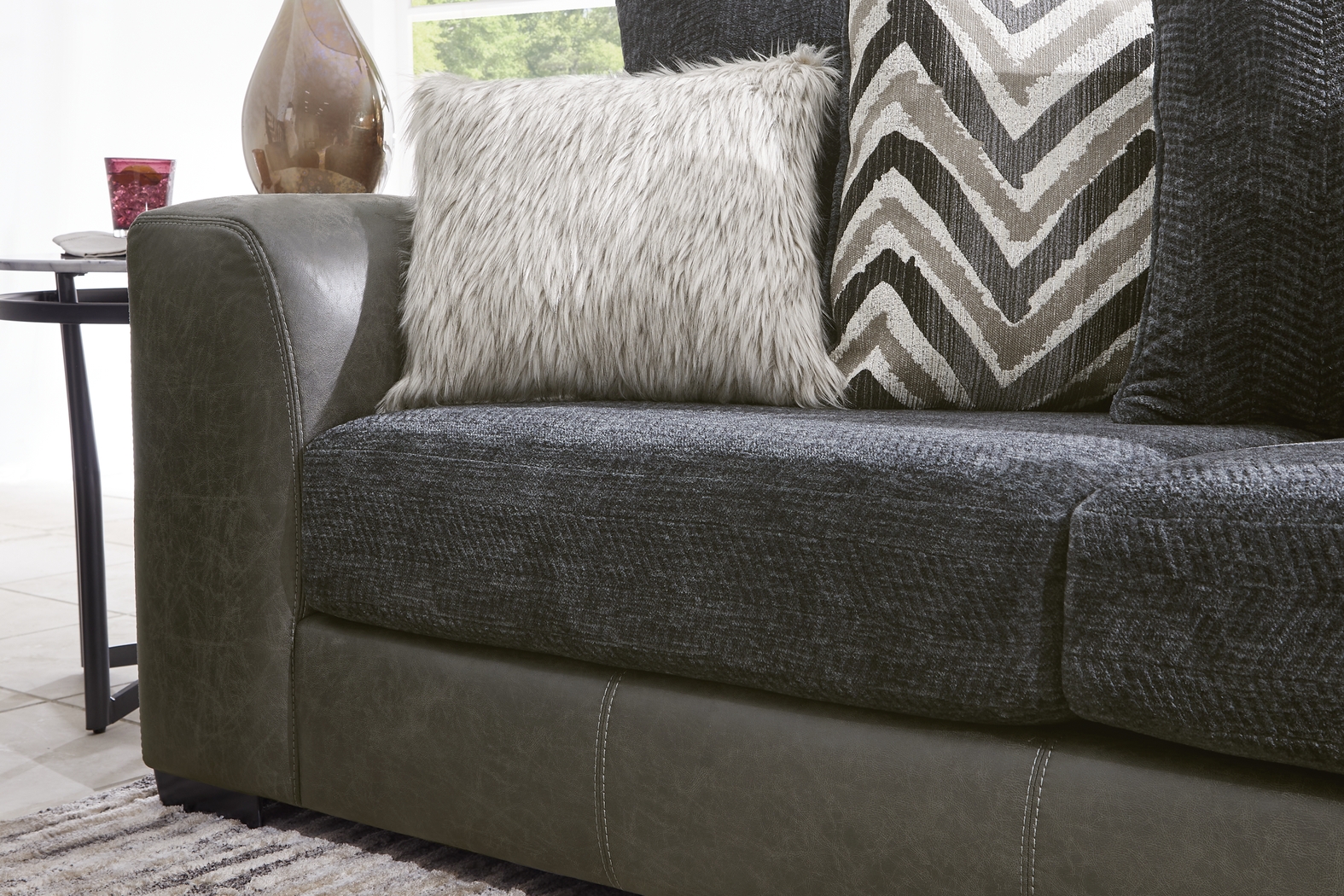 Novelia Black 6 Pc Sectional Living Room - Thumbnail - Image 4