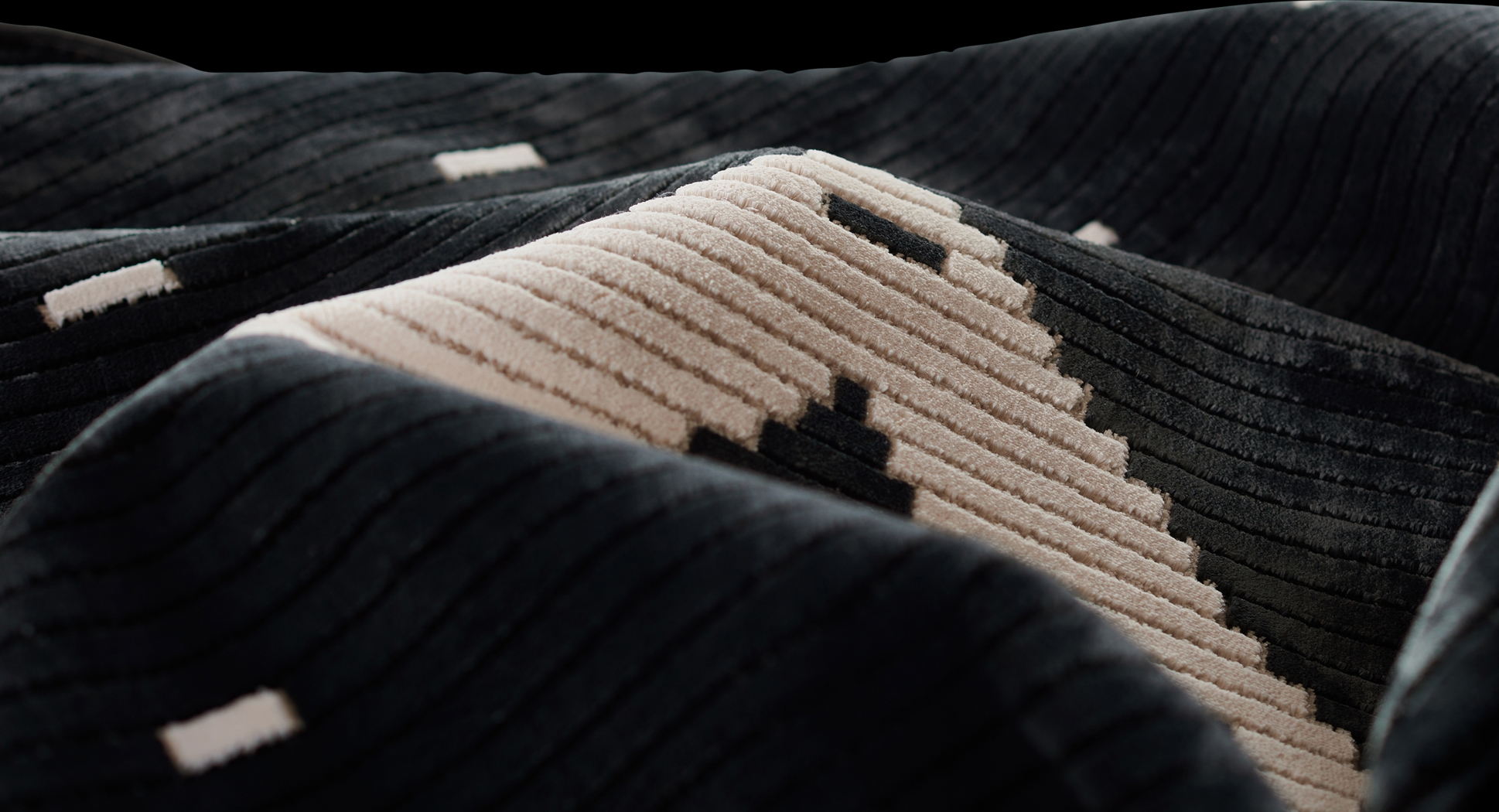 Novo Black 3'11 x 5'7 Rug - Thumbnail - Image 8