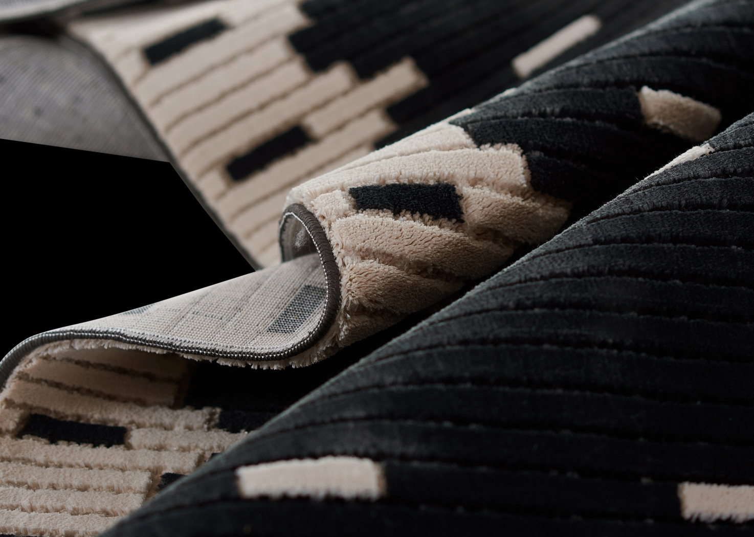 Novo Black 3'11 x 5'7 Rug - Thumbnail - Image 9