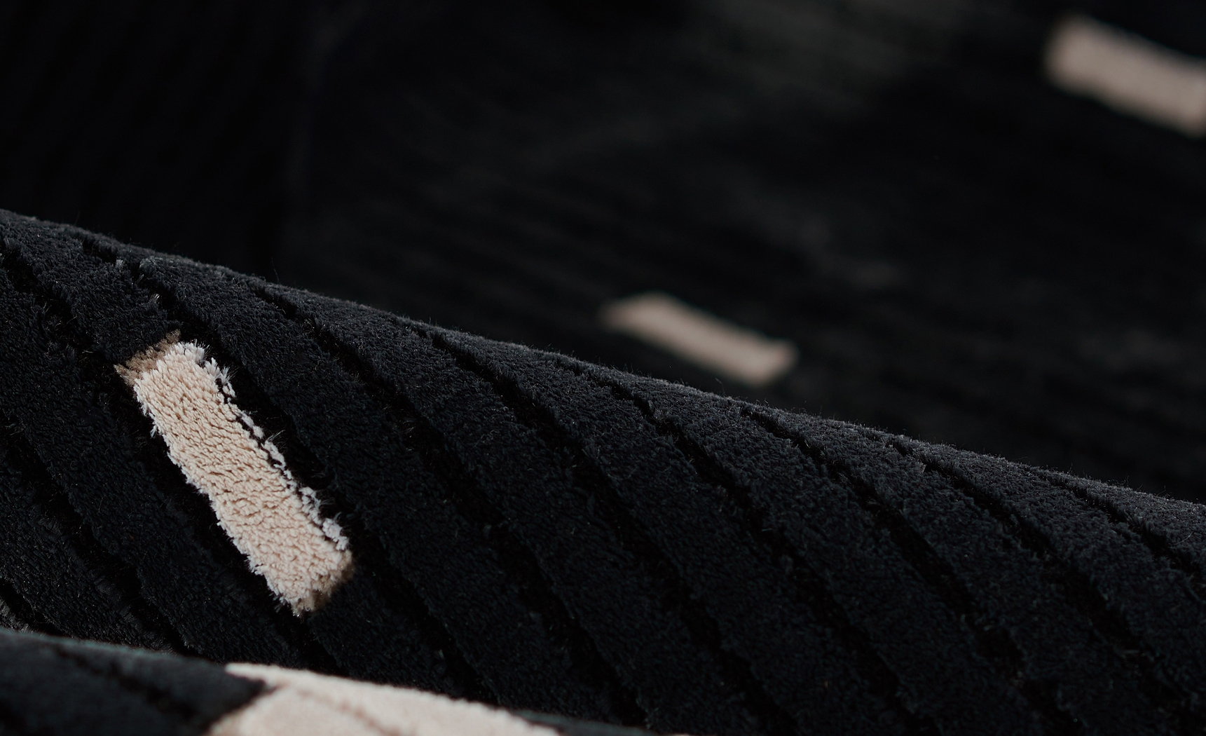 Novo Black 5'3 x 7'6 Rug - Thumbnail - Image 11