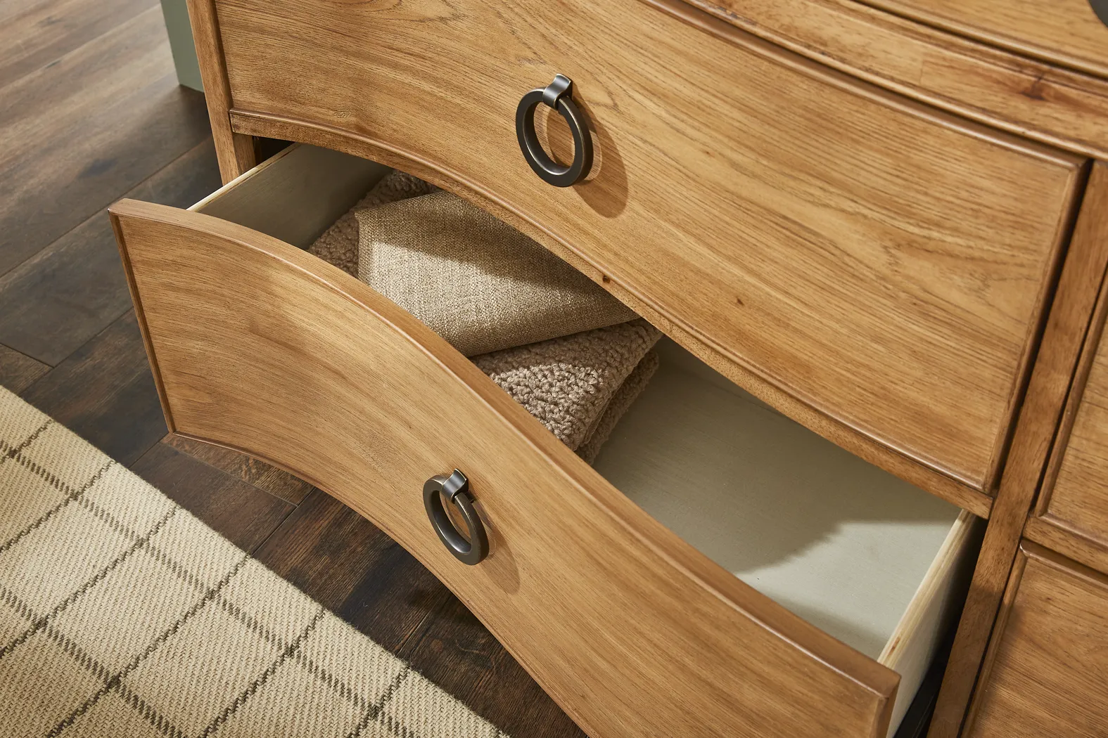 Oaklin Ridge Brown 5 Pc Queen Panel Bedroom - Thumbnail - Image 8