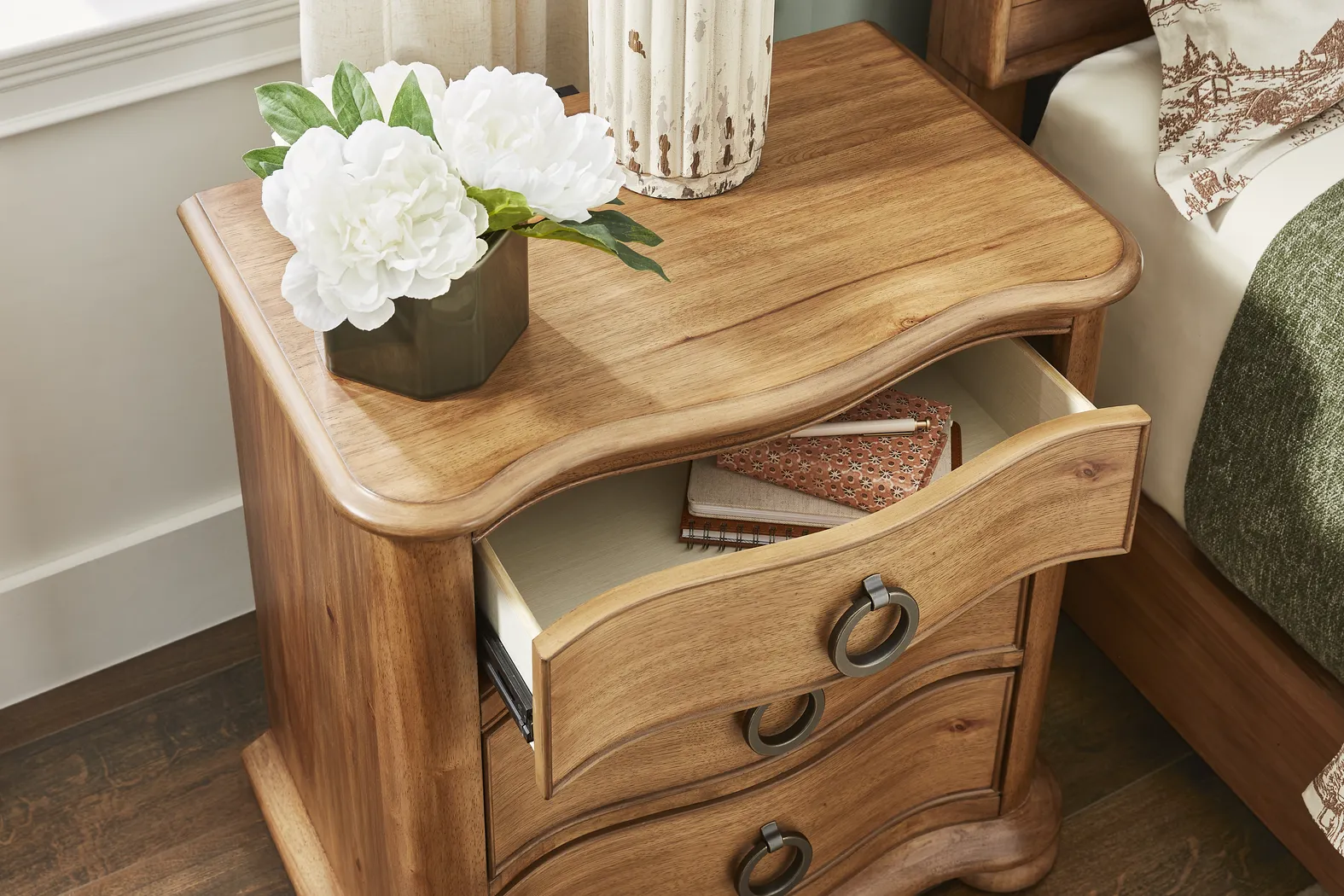 Oaklin Ridge Brown 7 Pc King Panel Bedroom - Thumbnail - Image 13