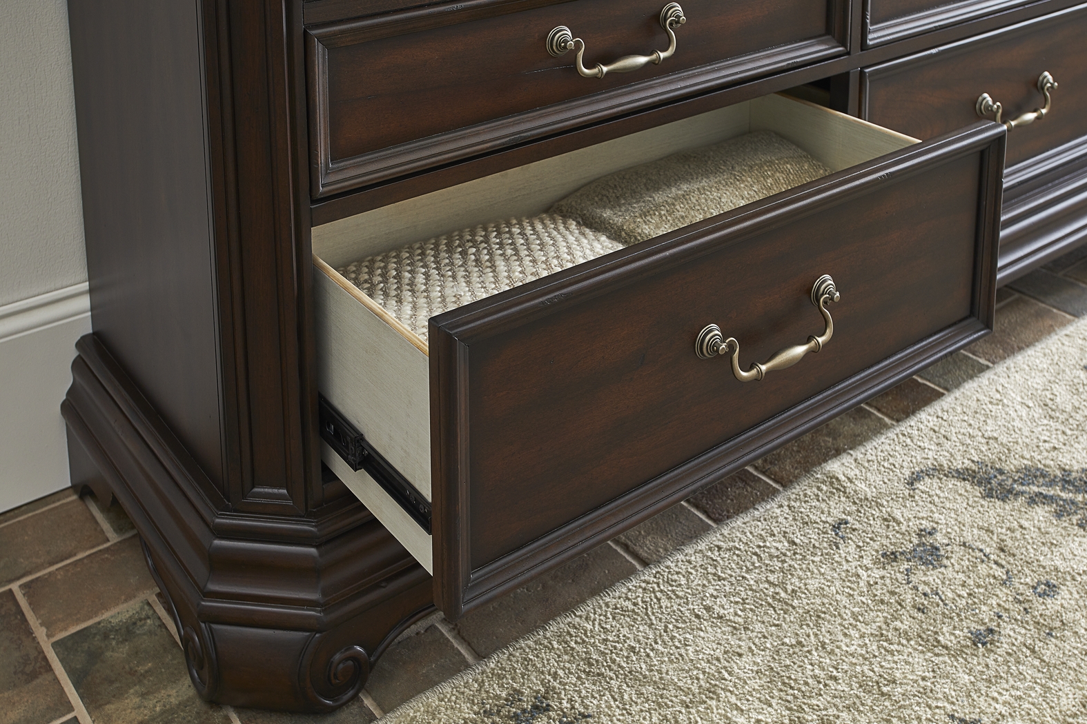 Oakmont Brown Cherry 5 Pc Queen Bedroom - Thumbnail - Image 8