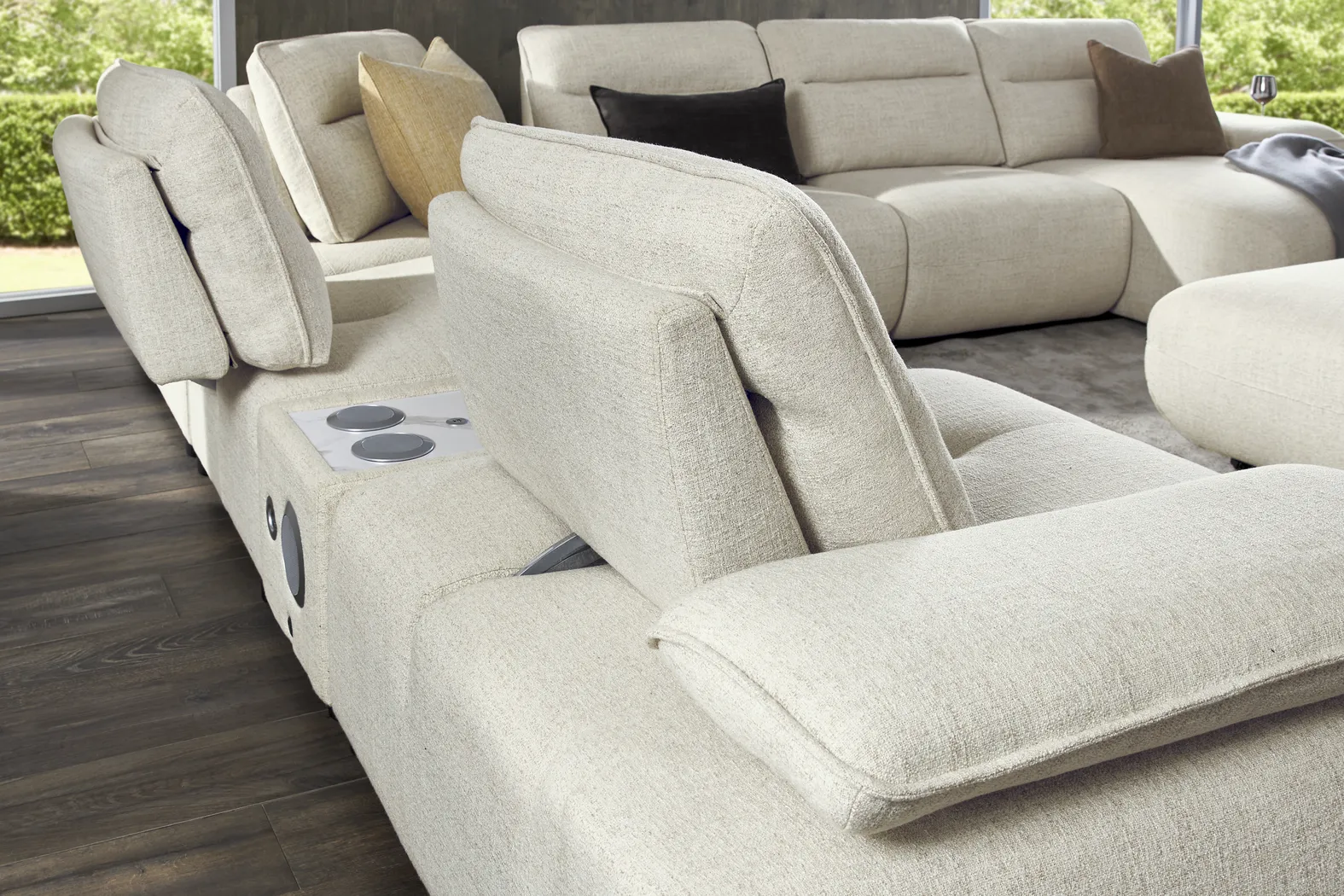 Olympia Linen 7 Pc Sectional with Audio - Image 8