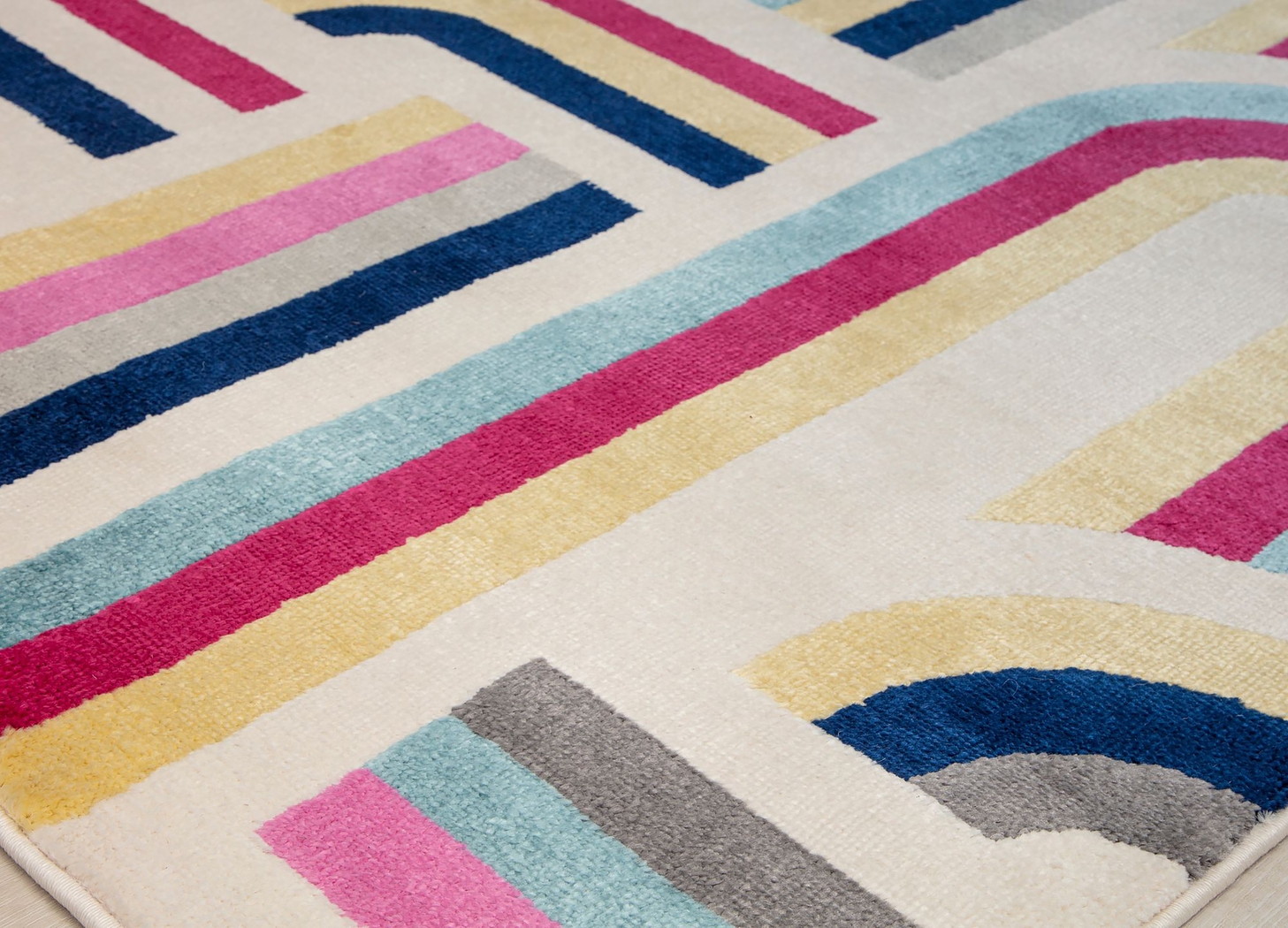 Osinore White/Multi 5' x 7' Rug - Thumbnail - Image 5