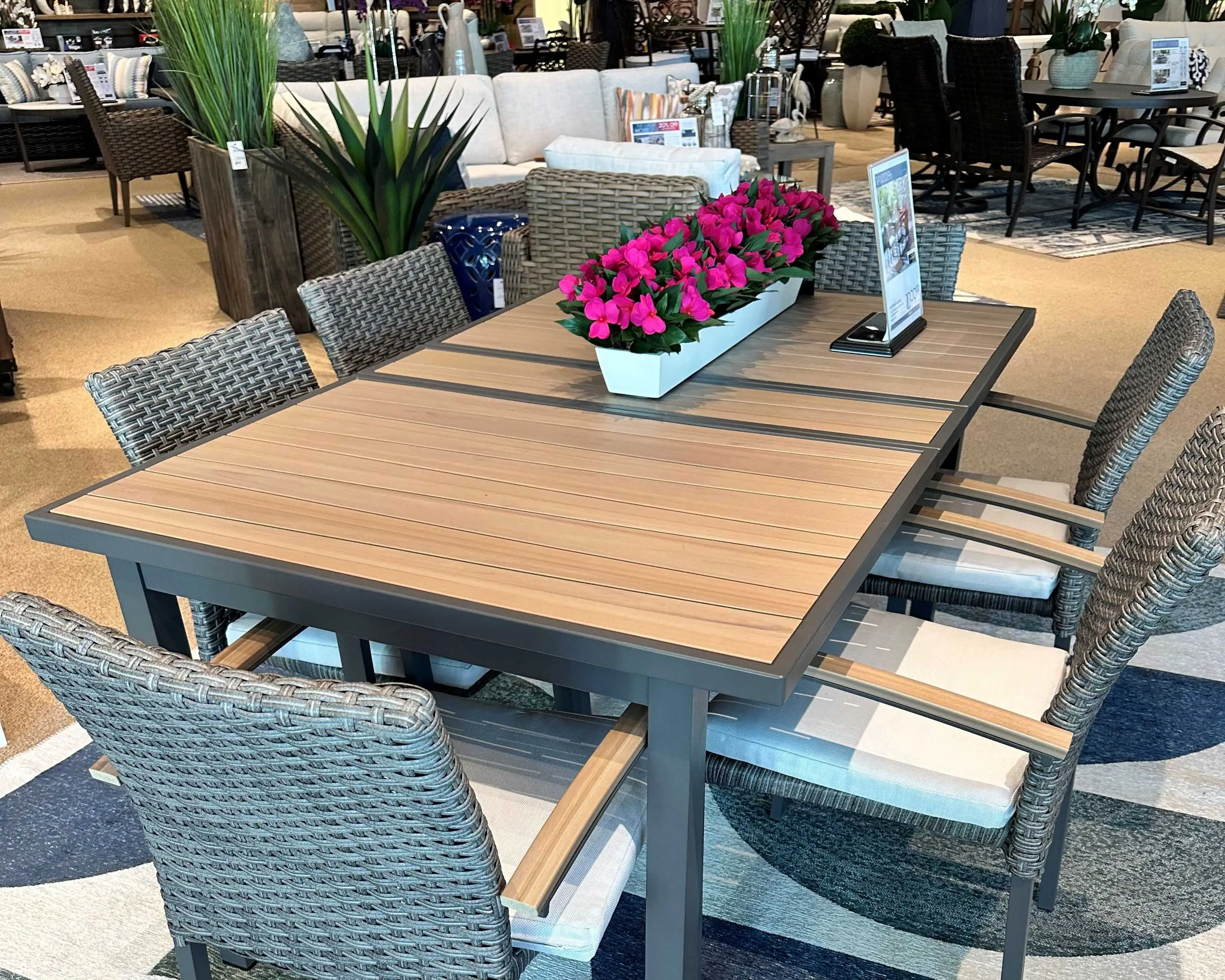 outdoor-dining-display.jpg