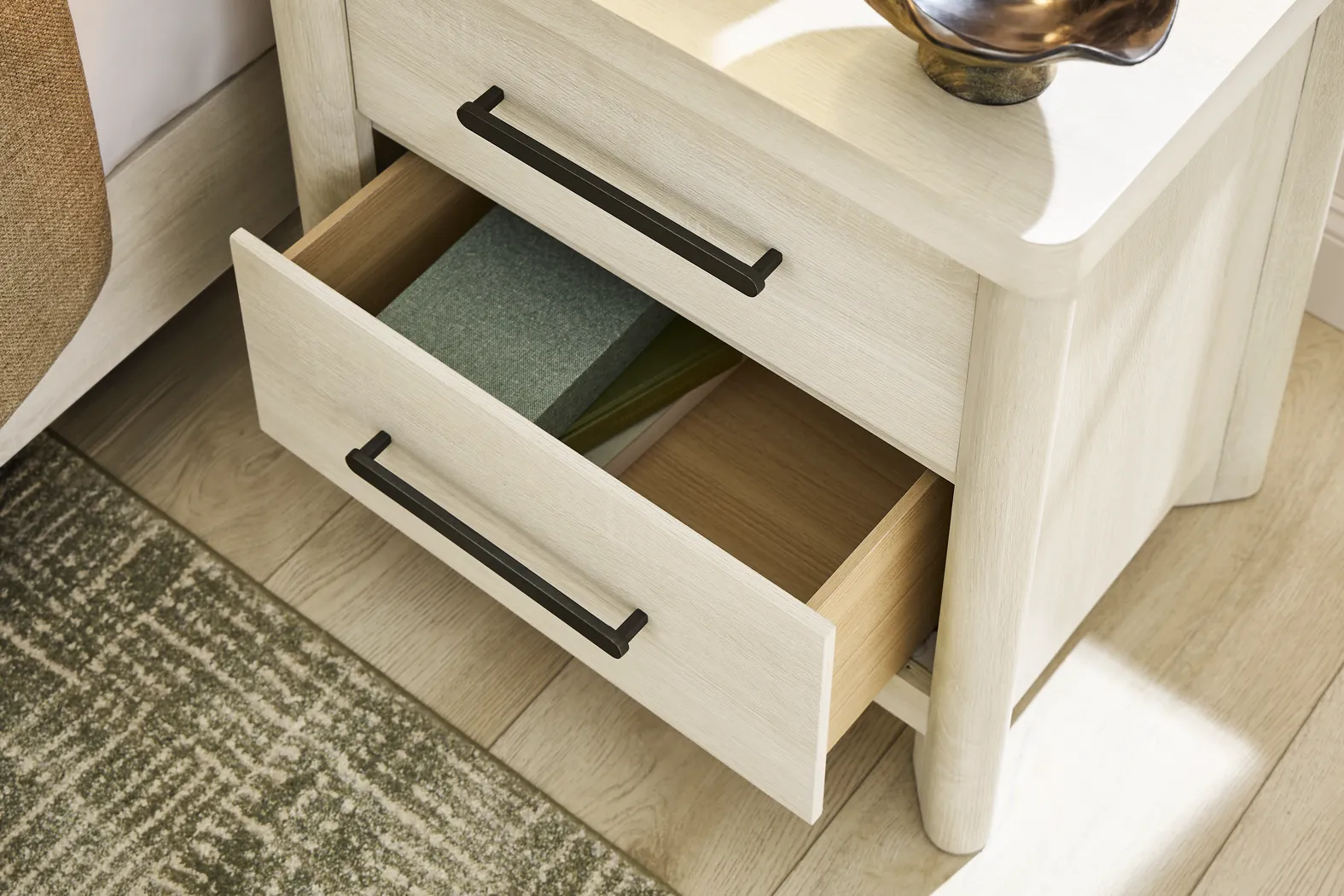 Pinebrook White 5 Pc Queen Panel Bedroom - Thumbnail - Image 9