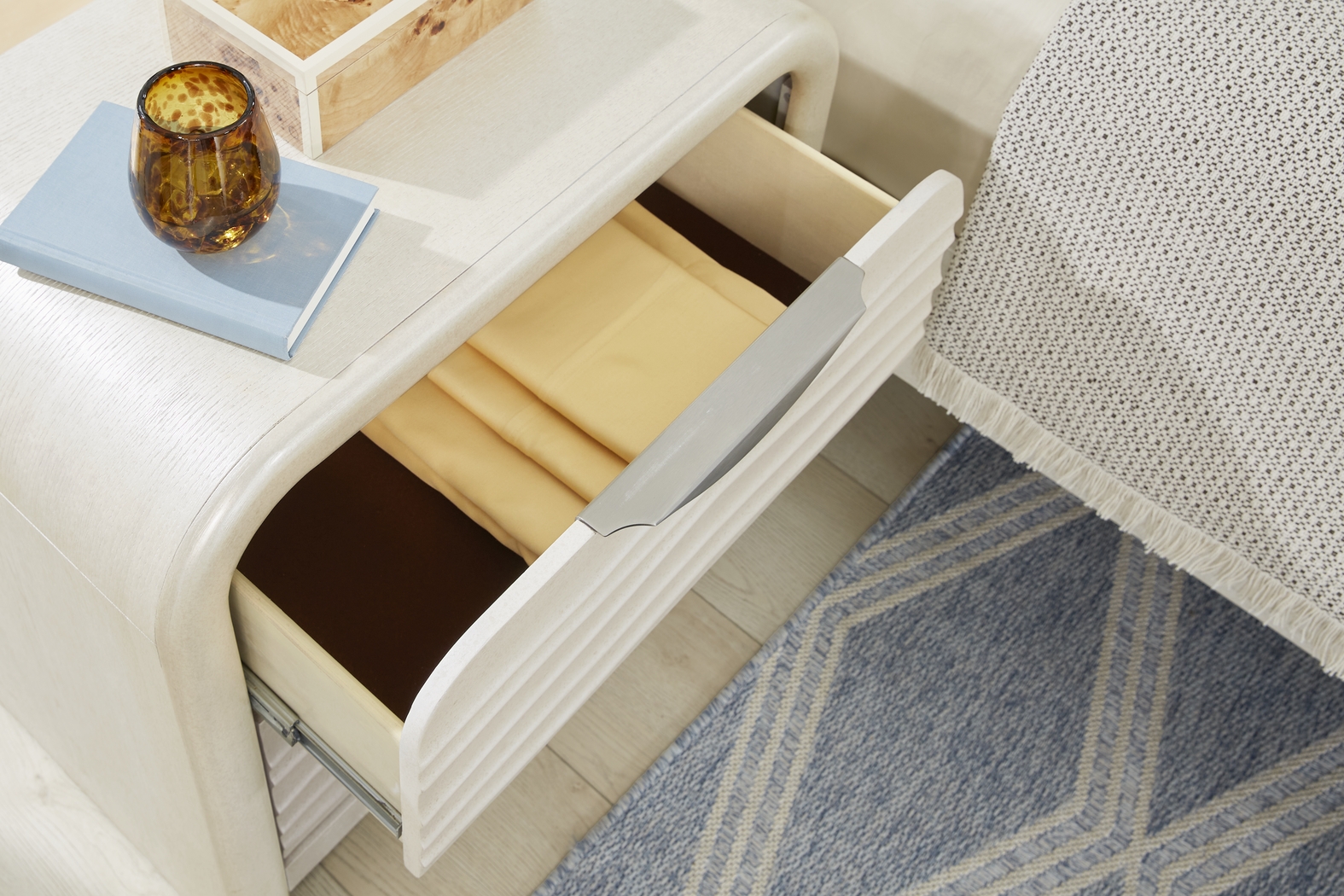 Point Loma White 7 Pc Queen Panel Bedroom - Thumbnail - Image 10