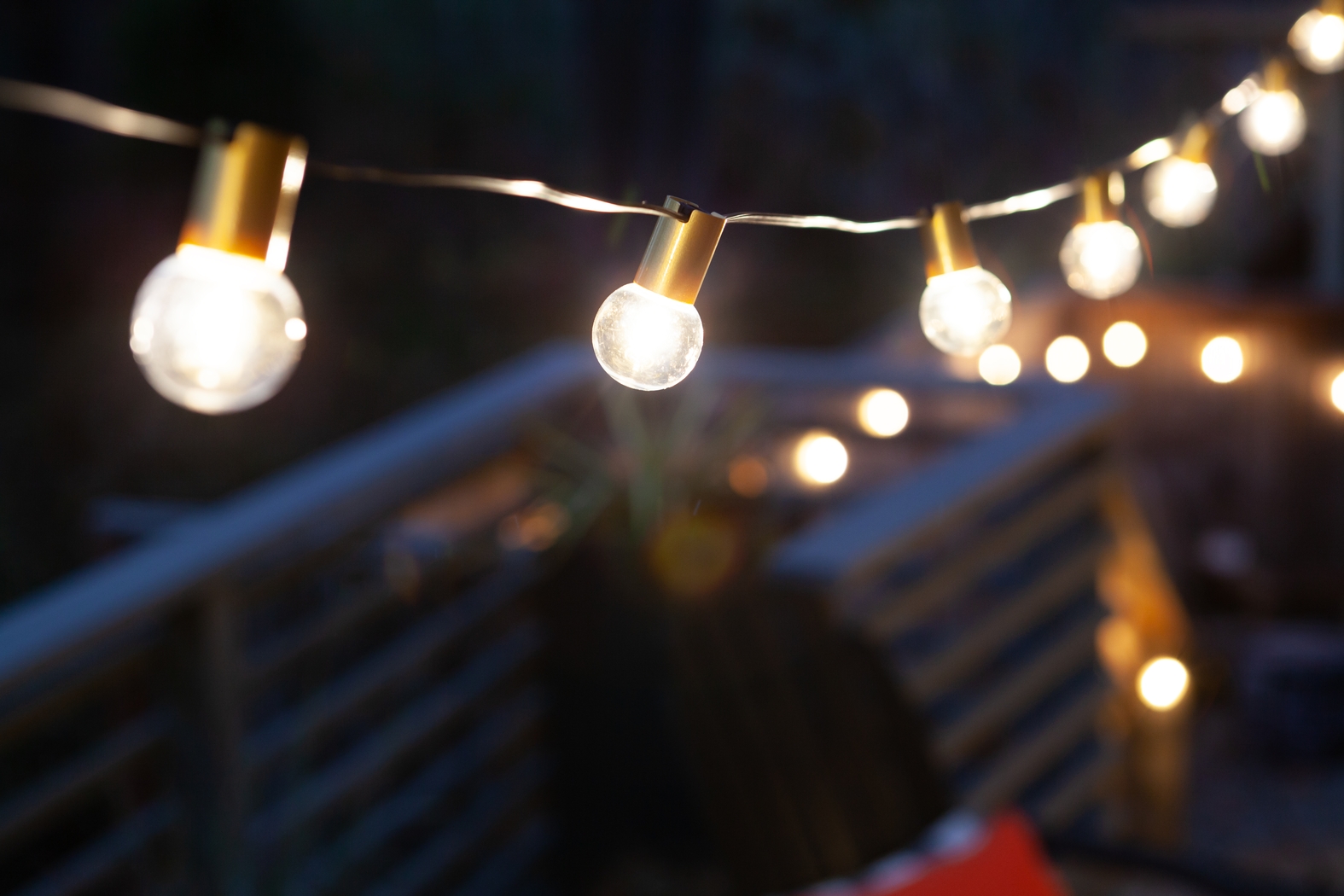 Quis Loop Outdoor Gold String Lights - Thumbnail - Image 2