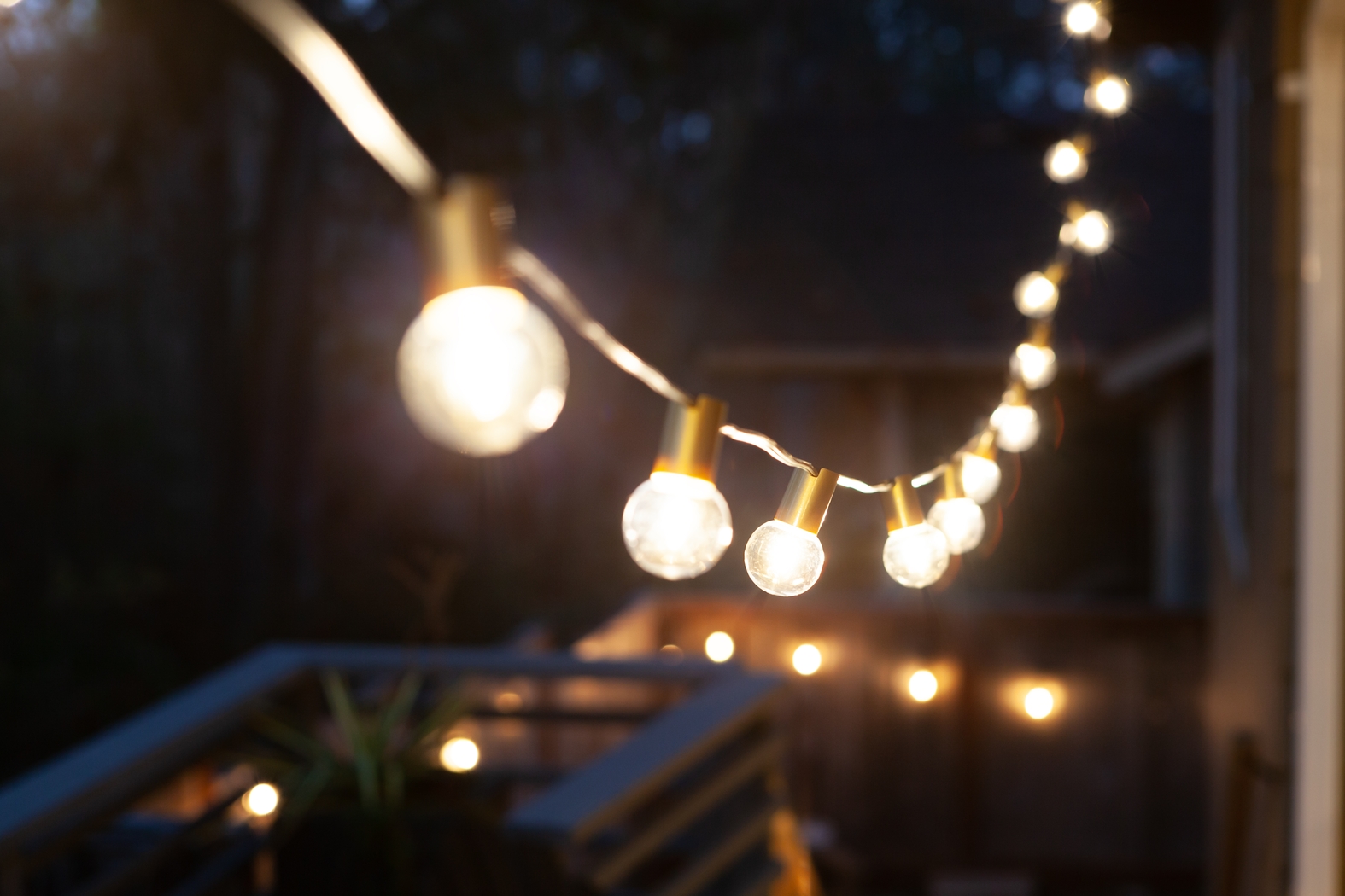Quis Loop Outdoor Gold String Lights - Thumbnail - Image 6
