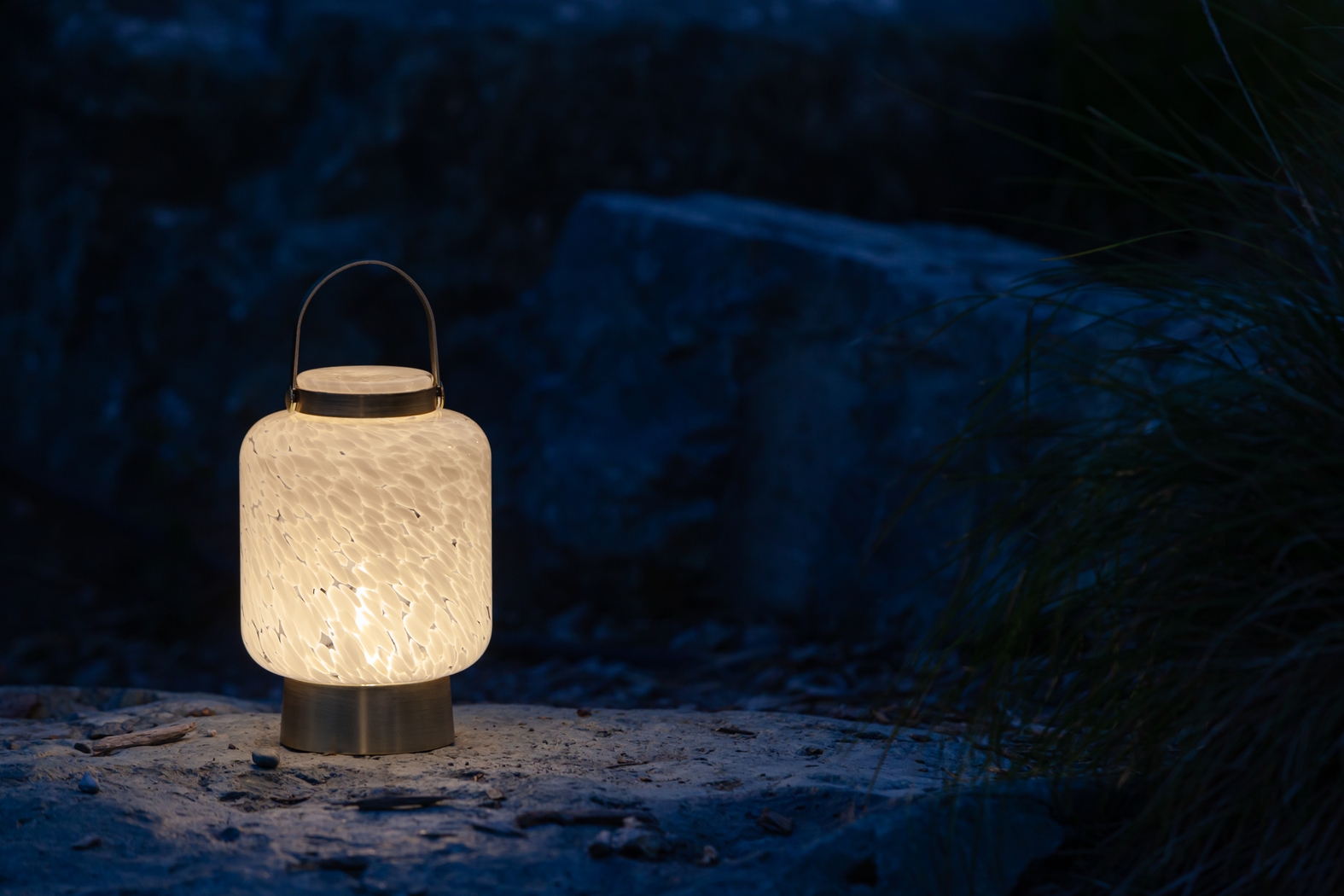 Ricon Isle Indoor/Outdoor White Rechargeable Lantern - Thumbnail - Image 11