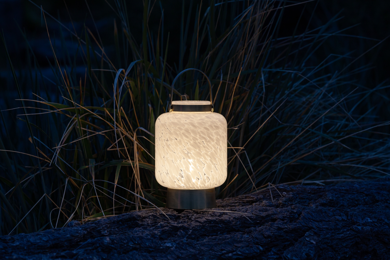 Ricon Isle Indoor/Outdoor White Rechargeable Lantern - Thumbnail - Image 10