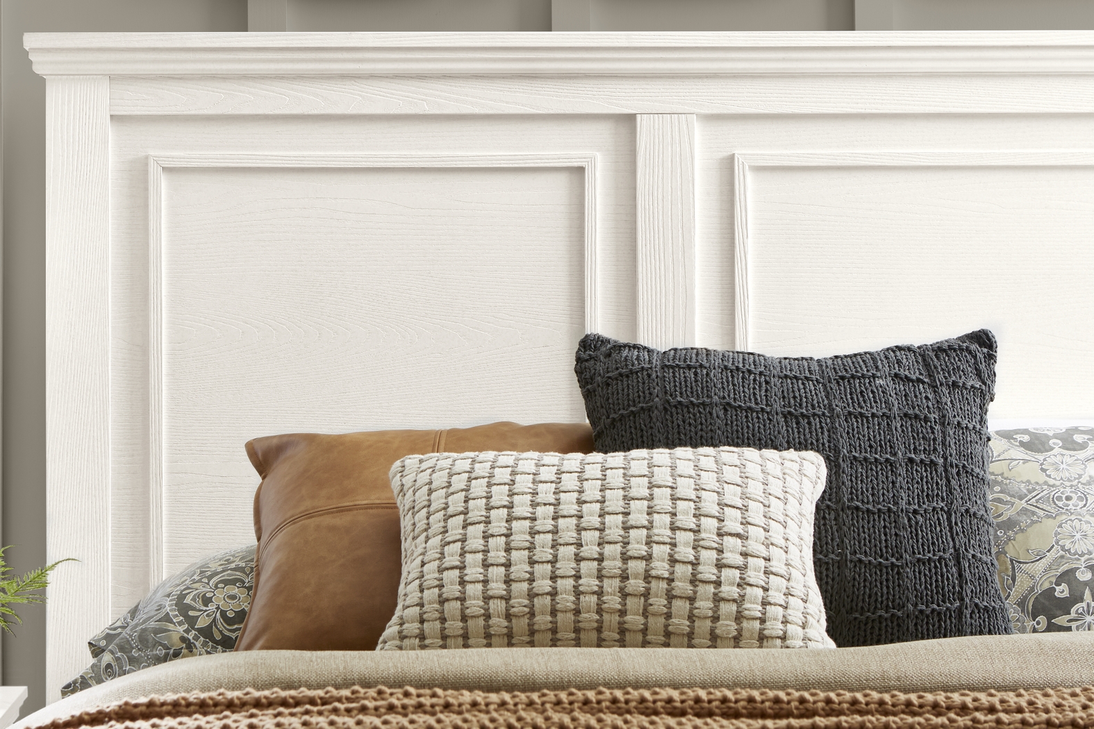 Ridgefield White 5 Pc Queen Panel Bedroom - Thumbnail - Image 4