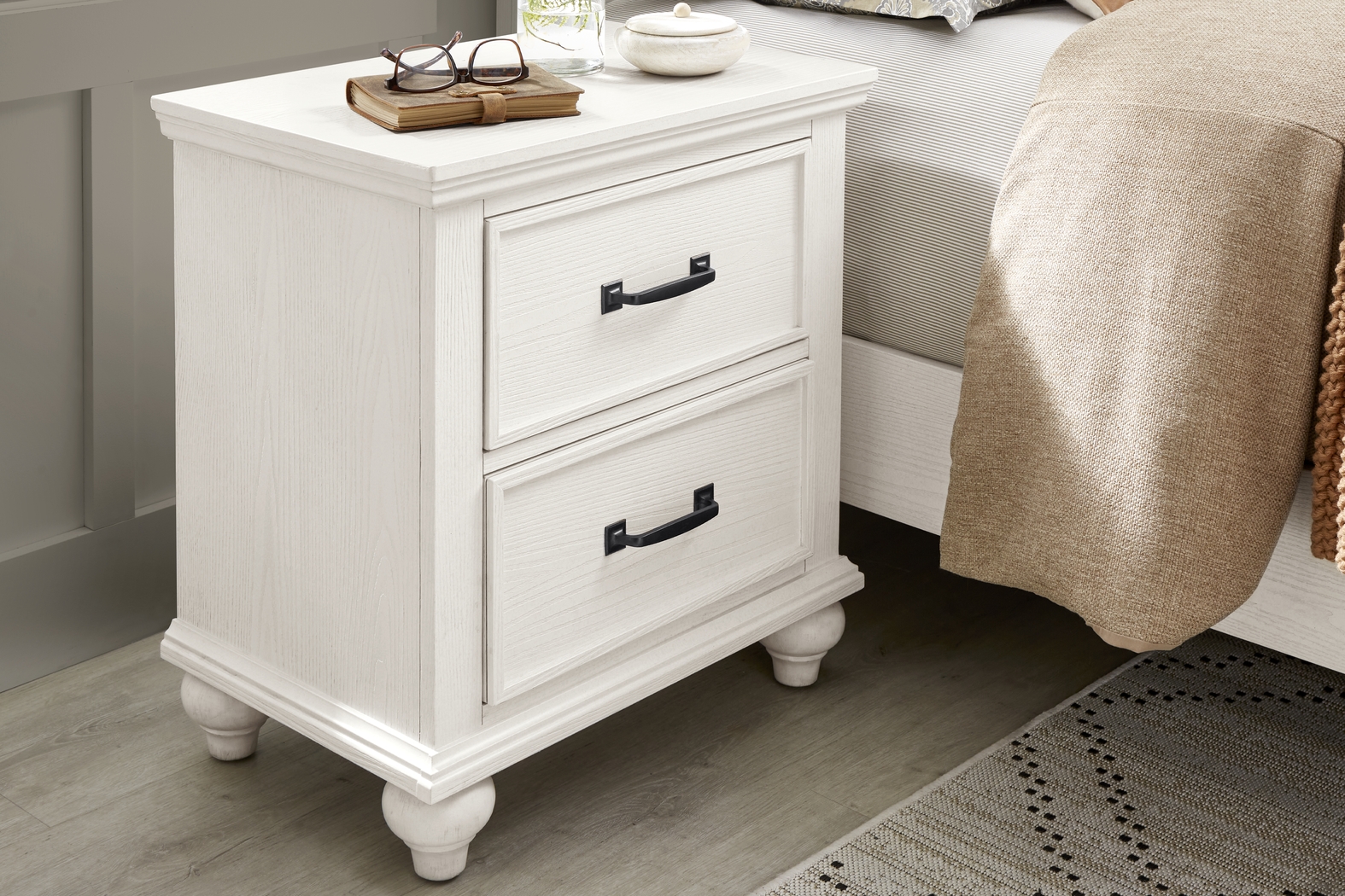 Ridgefield White 5 Pc Queen Panel Bedroom - Thumbnail - Image 7