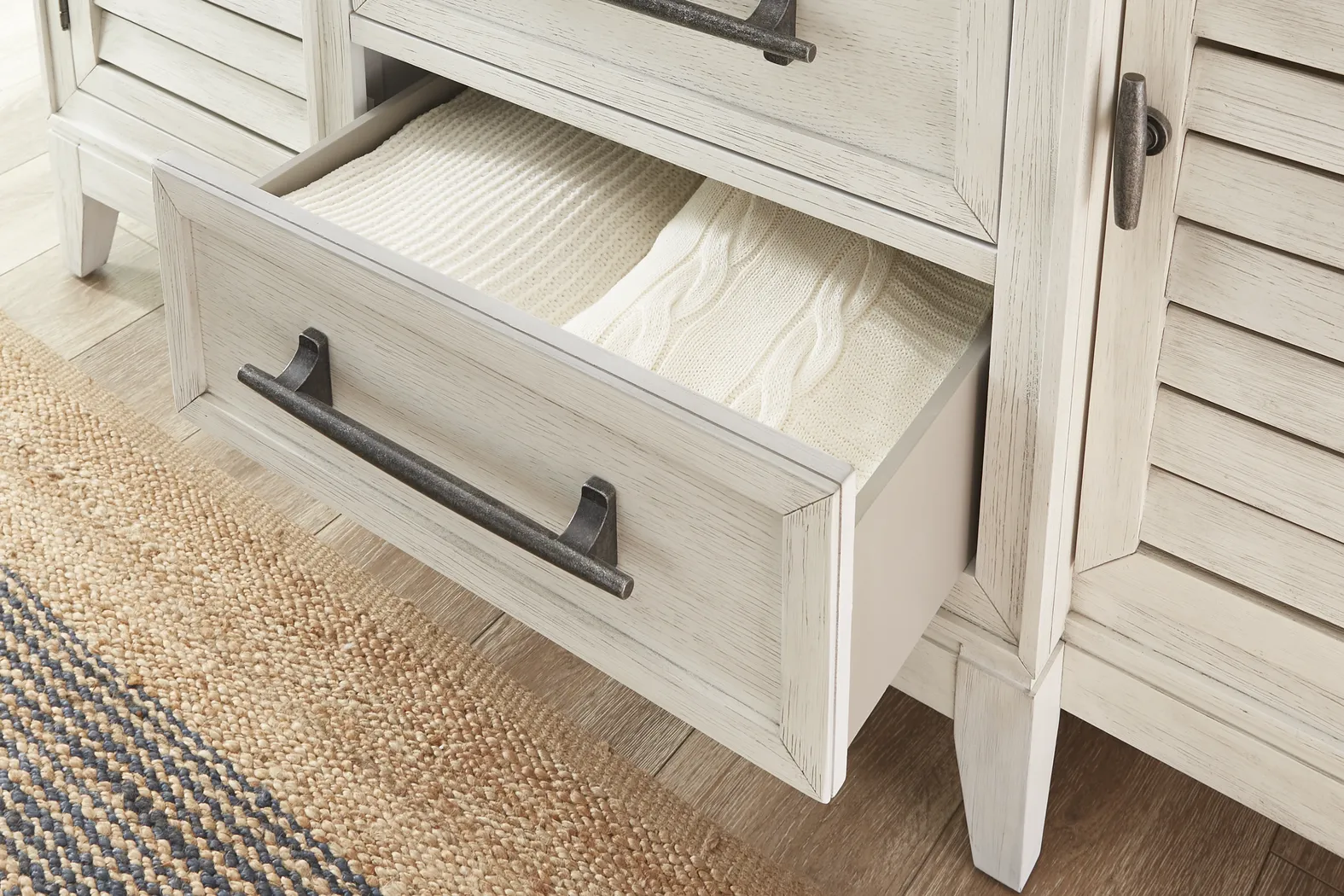 River Falls White 5 Pc Queen Panel Bedroom - Thumbnail - Image 6