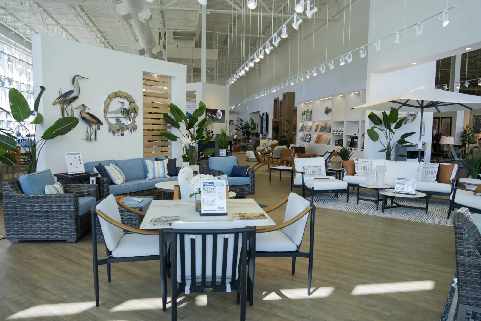 rooms-to-go-conroe-tx-heron-wall-art-dining-display-wide.jpg