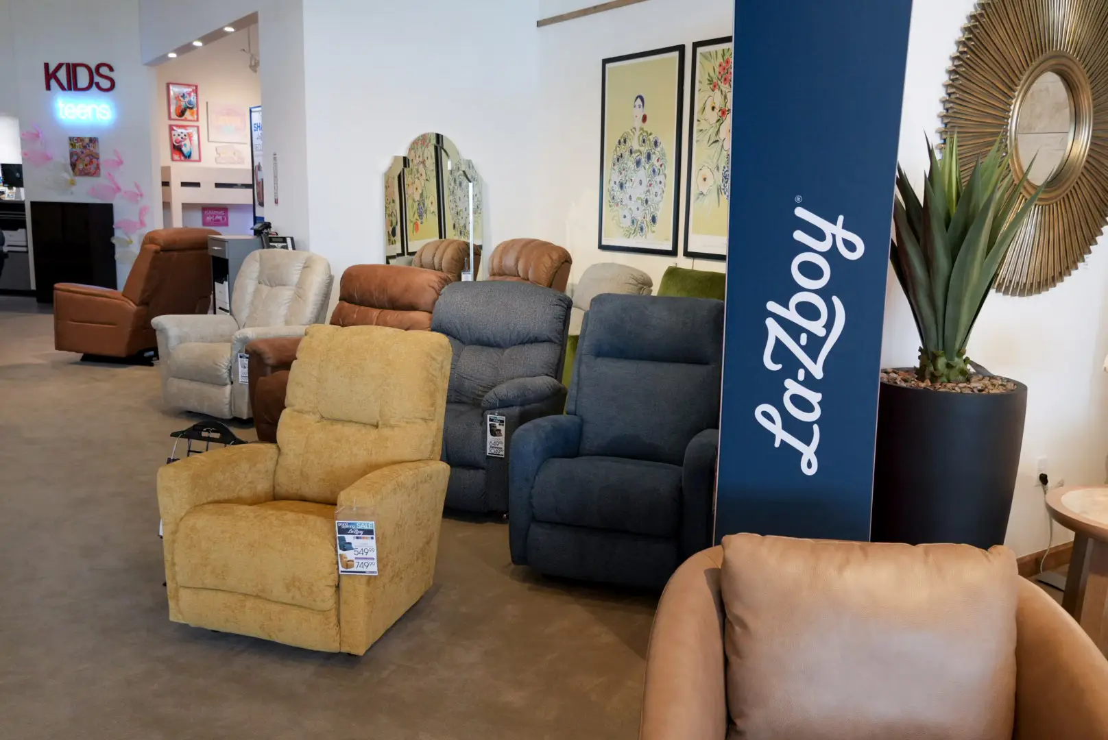 rooms-to-go-conroe-tx-lazboy-recliner-display.jpg