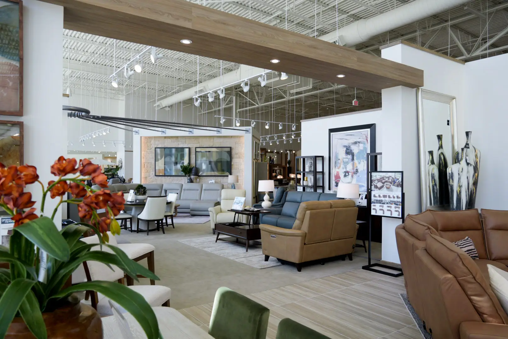 rooms-to-go-conroe-tx-leather-sofa-and-recliner-display.jpg