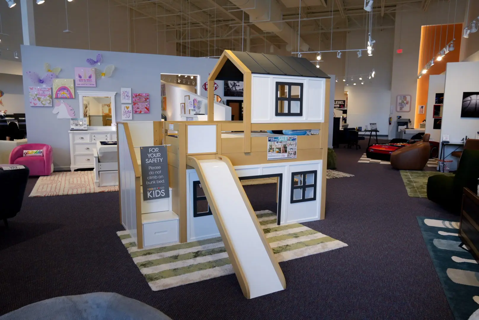 rooms-to-go-conroe-tx-loft-bunk-bed-playhouse-display-wide.jpg