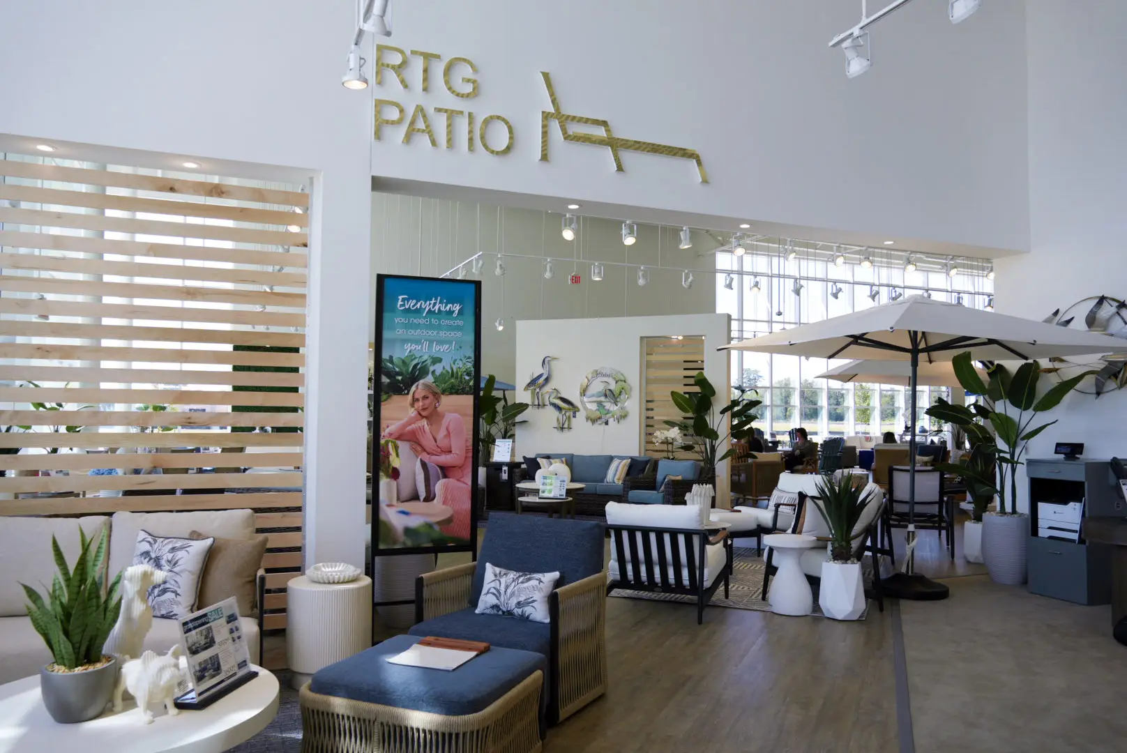 rooms-to-go-conroe-tx-patio-showroom-entrance-lounge-chair-display-wide.jpg