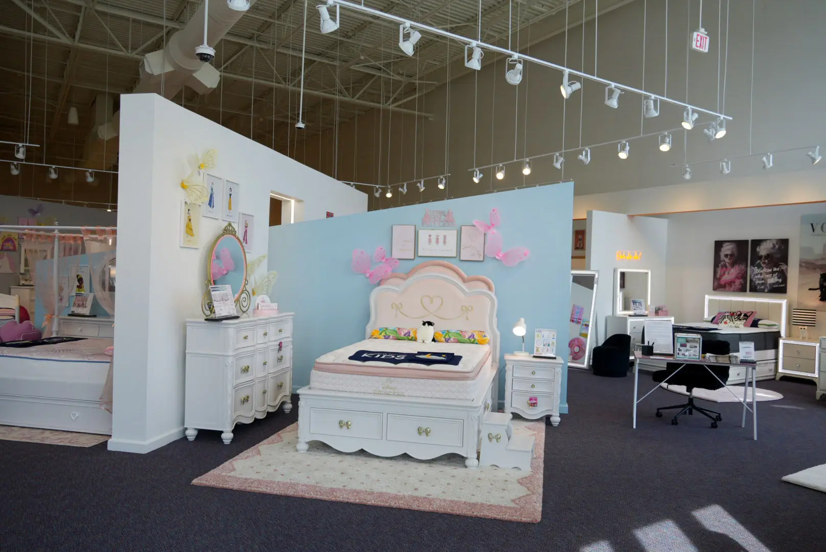 rooms-to-go-conroe-tx-princess-bedroom-display-wide.jpg