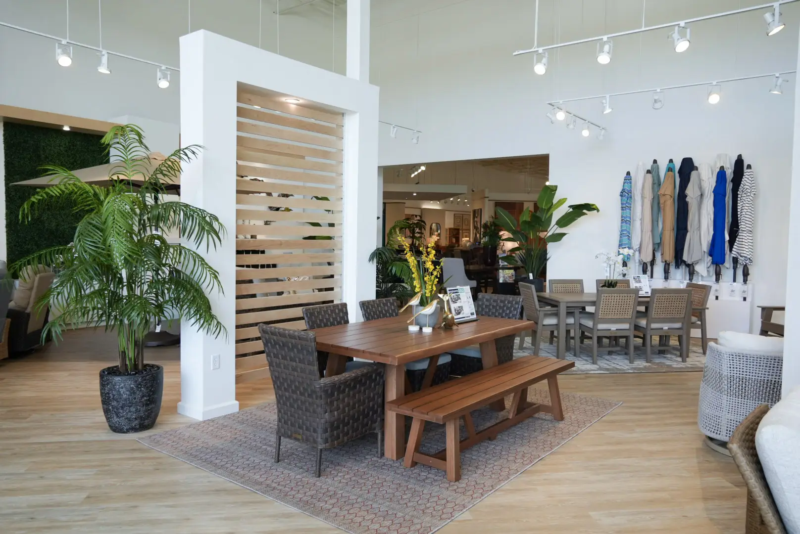 rooms-to-go-conroe-tx-wood-dining-table-and-bench-display-wide.jpg