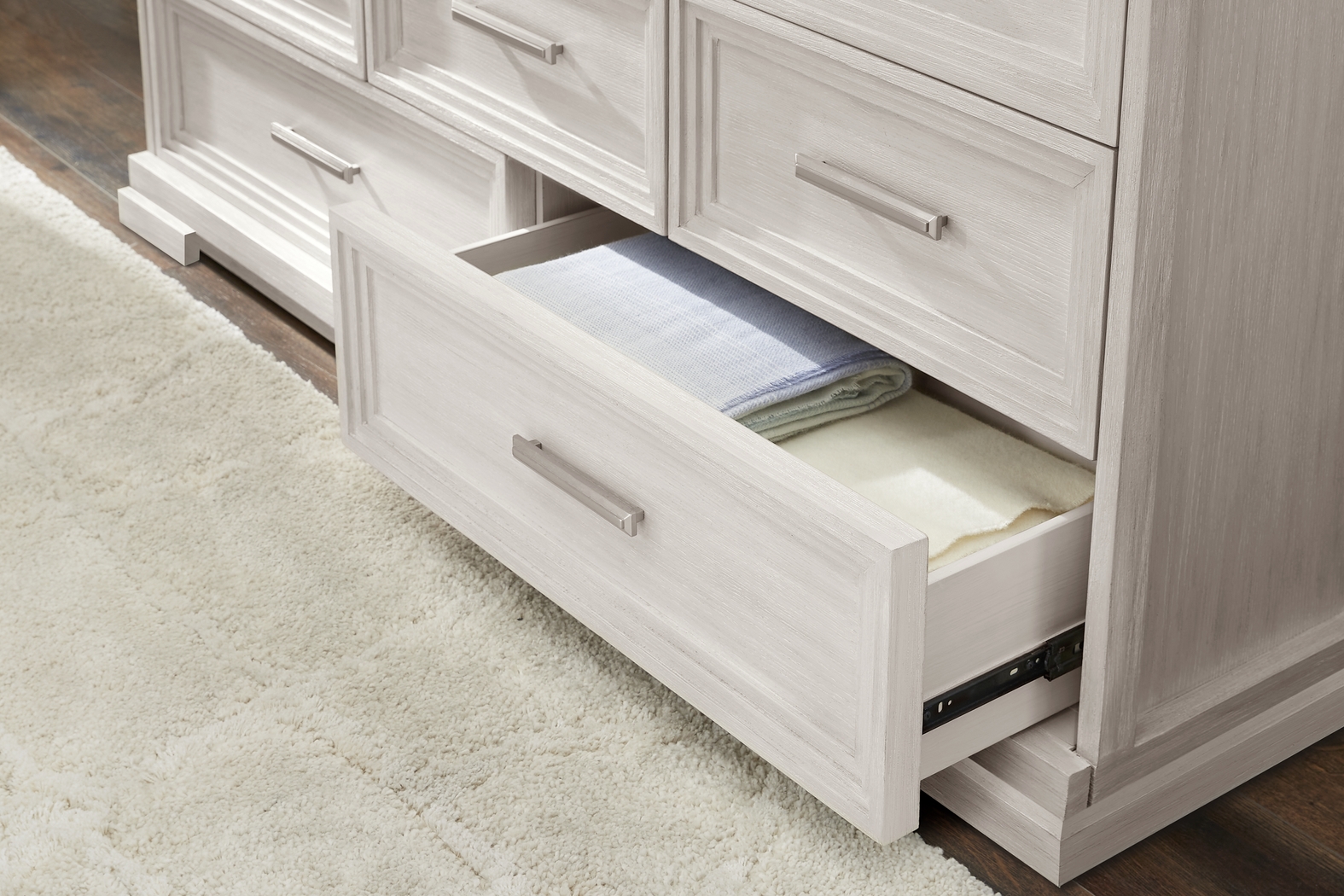 Royal Park Ivory 5 Pc Queen Panel Bedroom - Thumbnail - Image 10