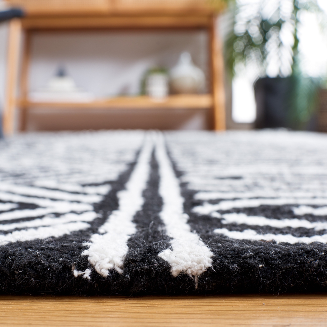 Saku Ivory/Black 8' x 10' Rug - Thumbnail - Image 4