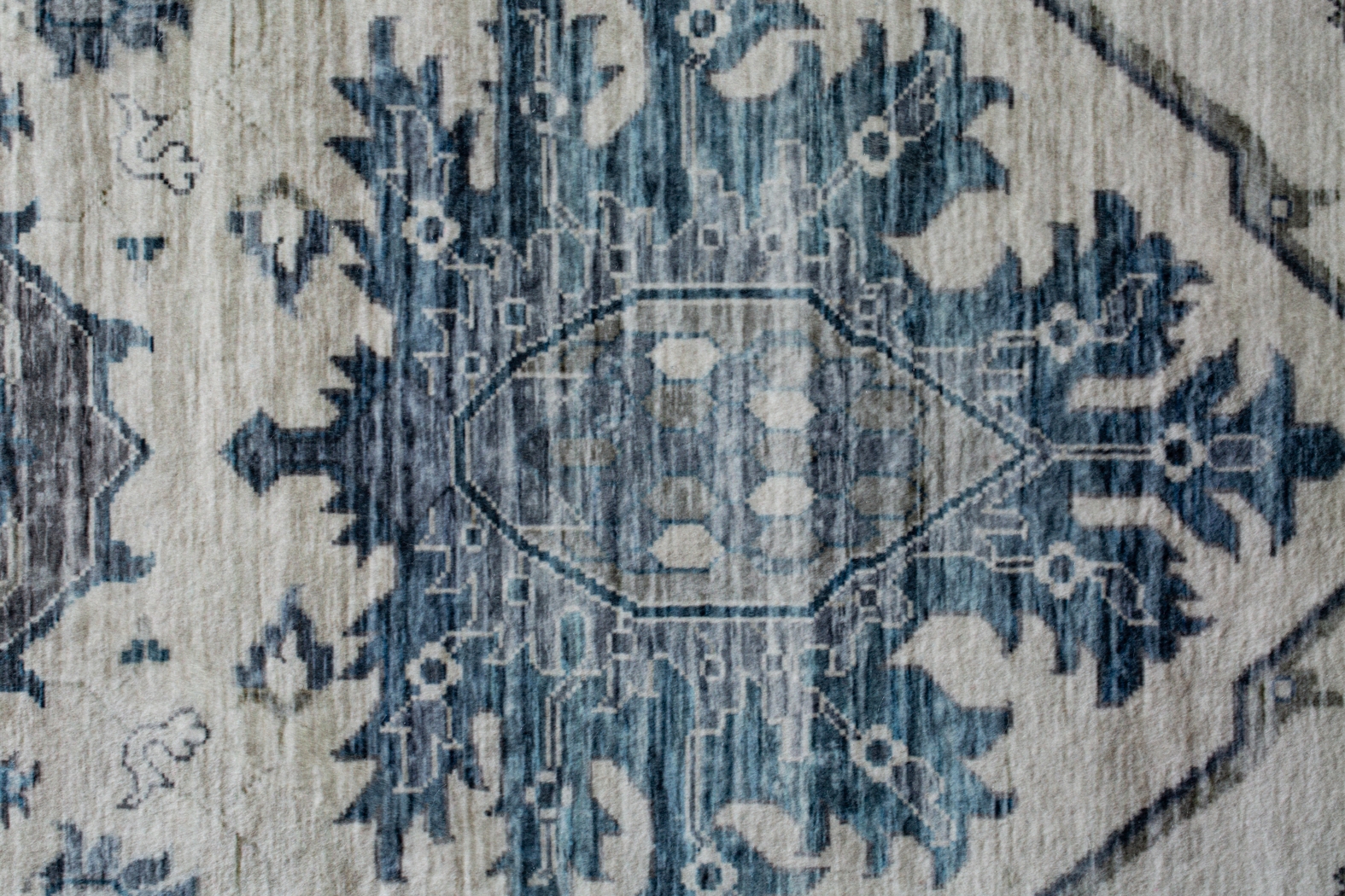 Savanora Ivory/Blue 6' x 9' Rug - Thumbnail - Image 6