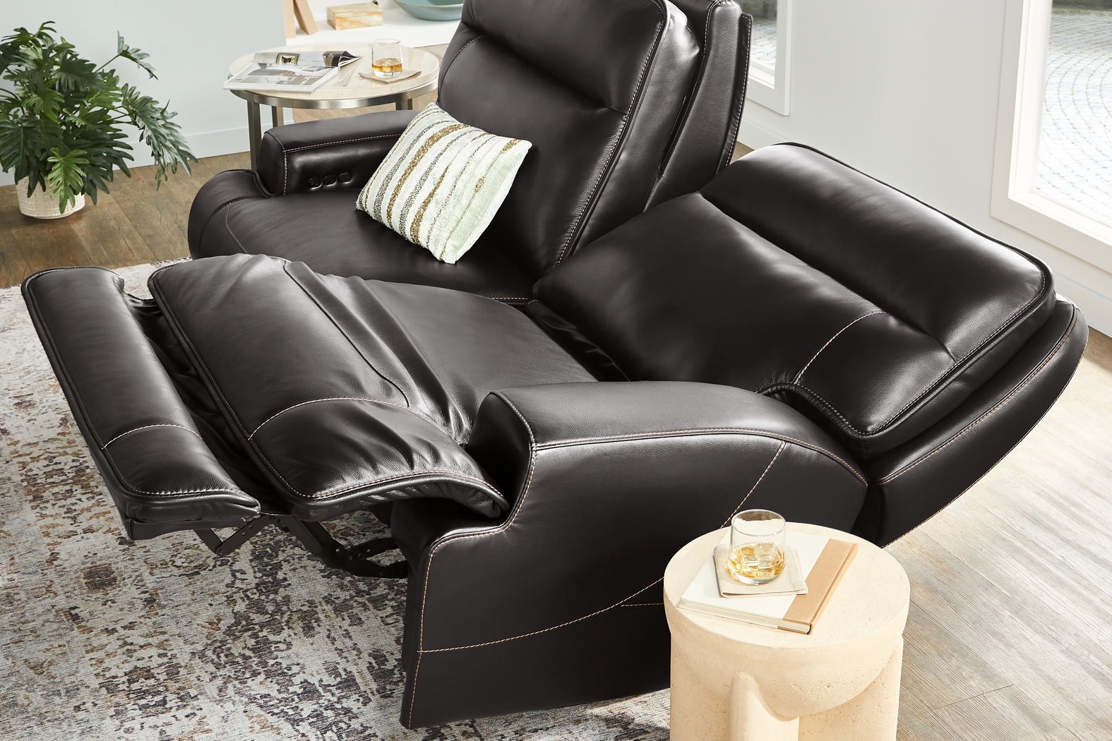 Scarborough Black Leather 5 Pc Dual Power Reclining Living Room - Thumbnail - Image 4