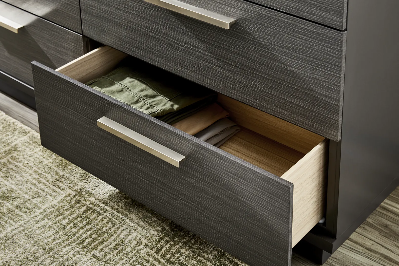 Silverchase Dark Brown 5 Pc Queen Panel Bedroom - Thumbnail - Image 8