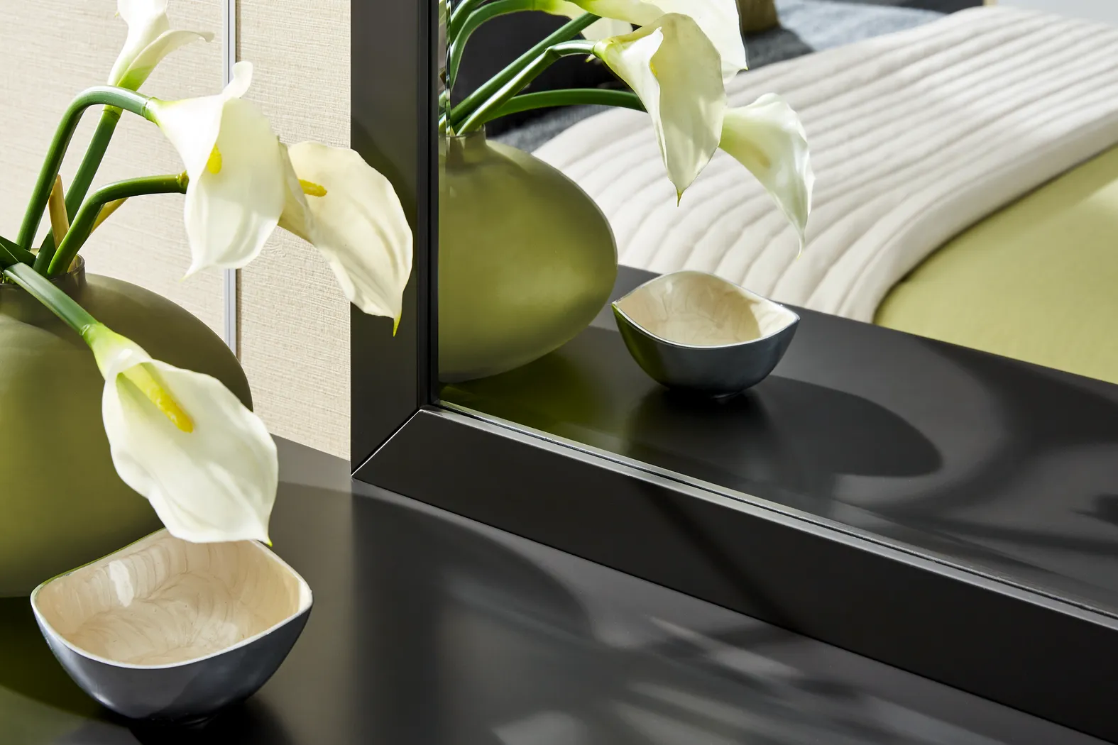 Silverchase Dark Brown 5 Pc Queen Panel Bedroom - Thumbnail - Image 11