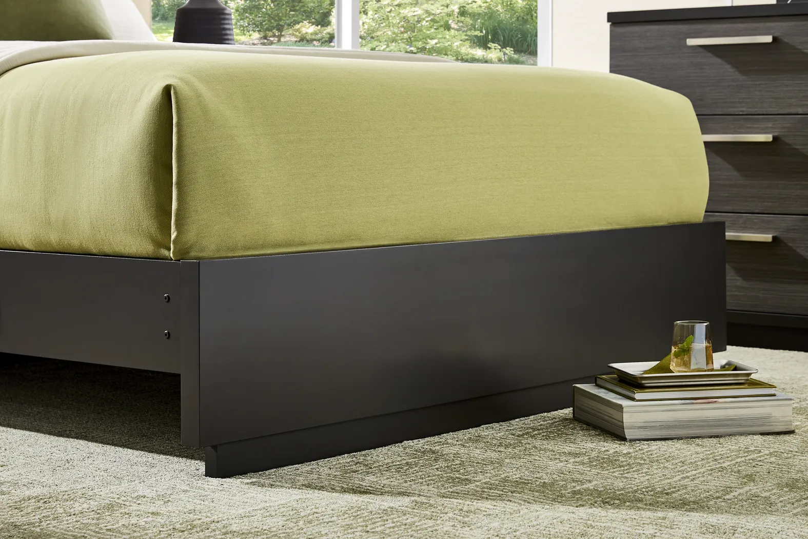 Silverchase Dark Brown Queen Panel Bed - Thumbnail - Image 3