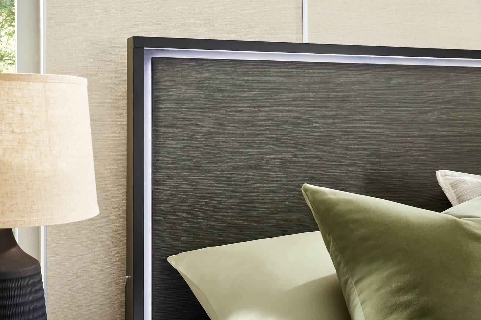 Silverchase Dark Brown Queen Panel Bed - Thumbnail - Image 4