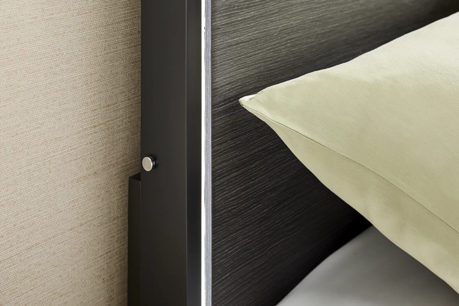 Silverchase Dark Brown 5 Pc Queen Panel Bedroom - Thumbnail - Image 5