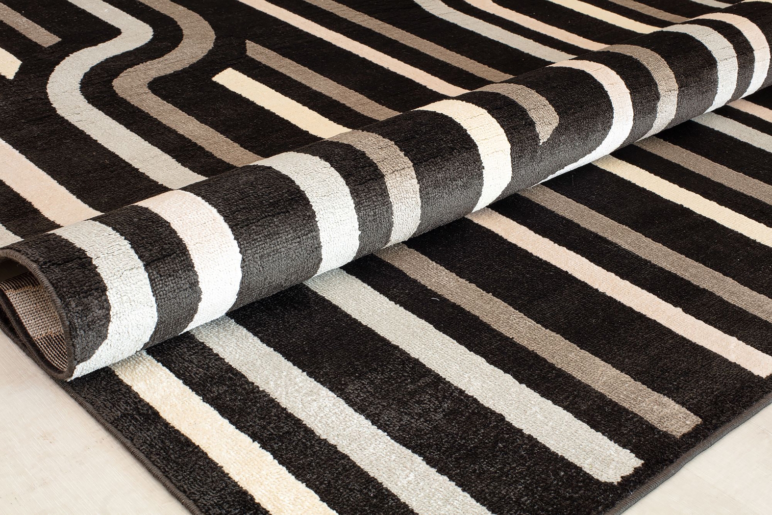 Solyna Brown 5' x 7' Rug - Thumbnail - Image 3