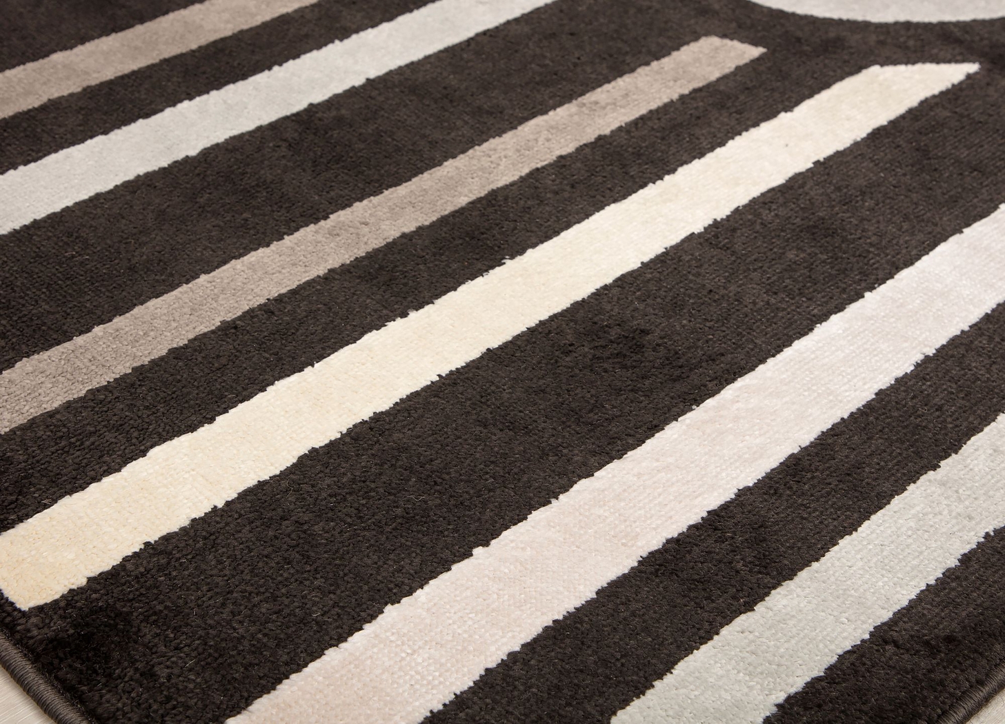 Solyna Brown 5' x 7' Rug - Thumbnail - Image 5