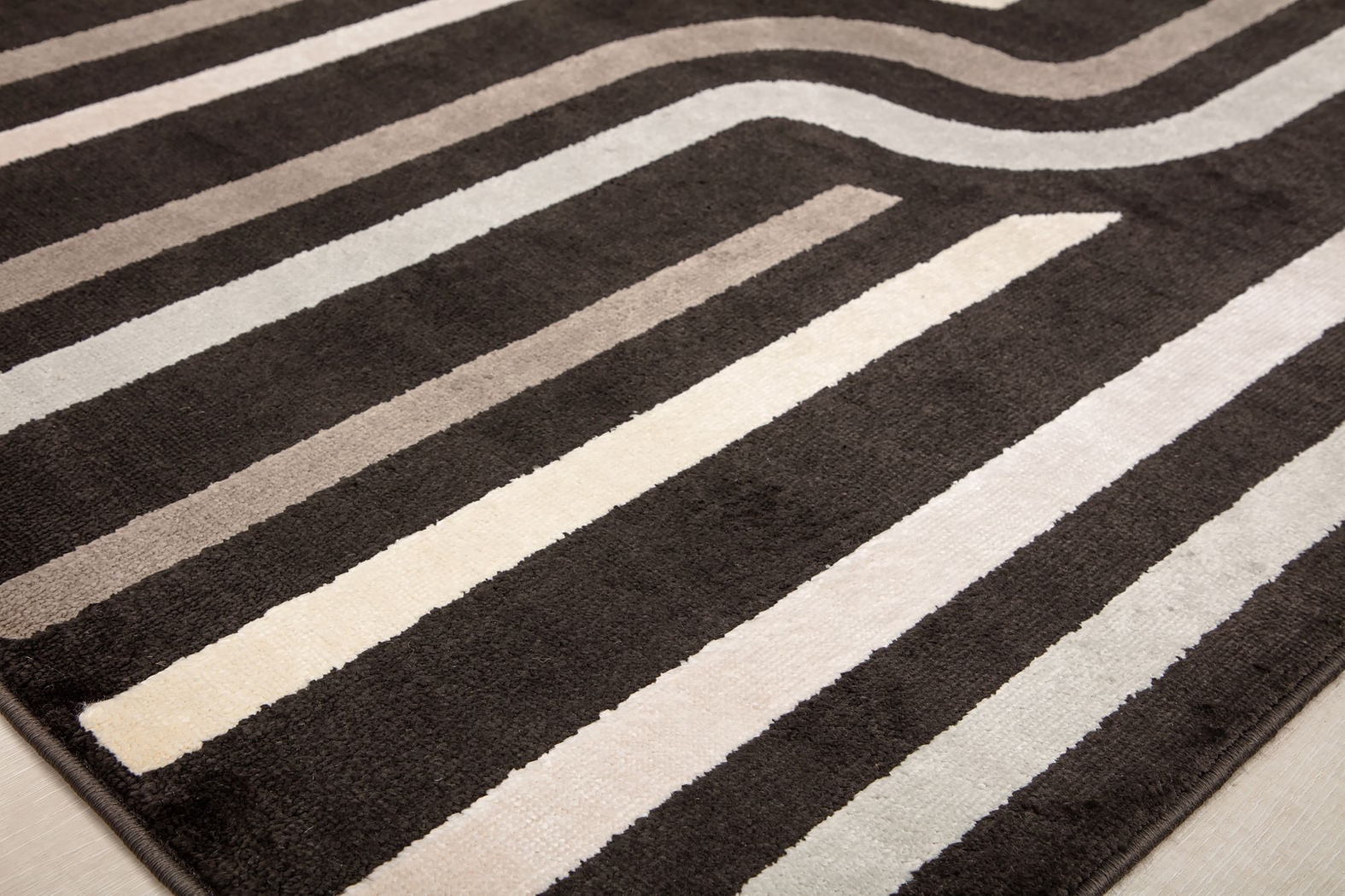 Solyna Brown 5' x 7' Rug - Thumbnail - Image 6