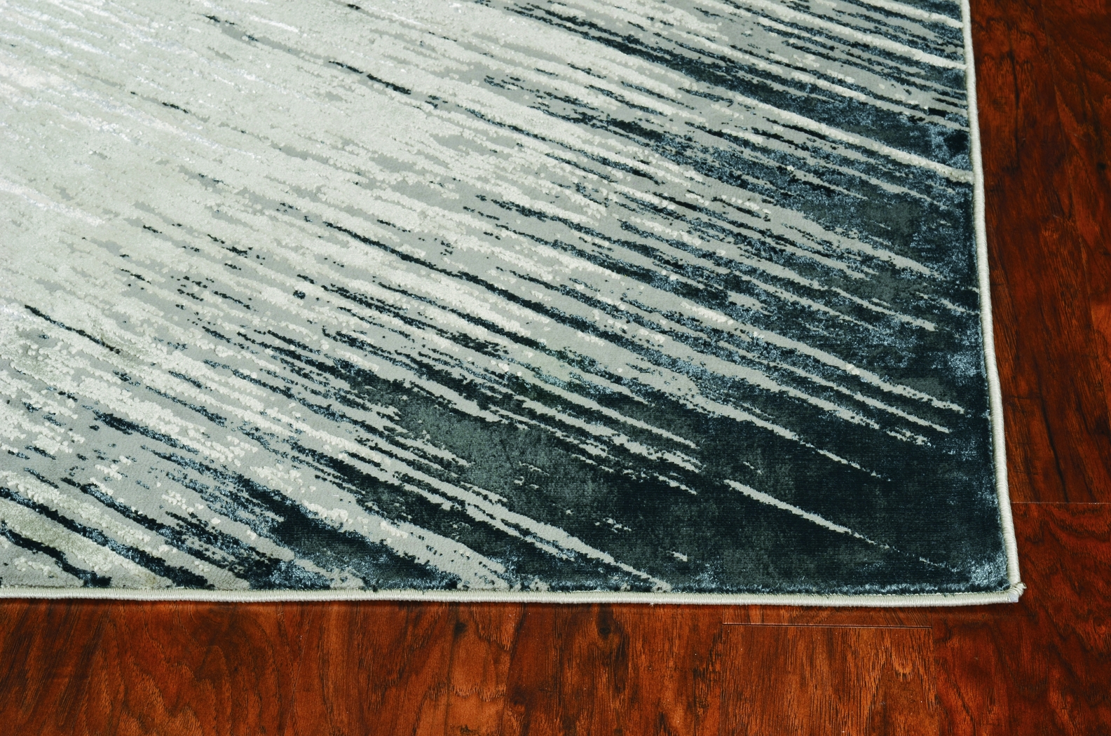 Somergeo Gray/Silver 5'3 x 7'7 Rug - Thumbnail - Image 3