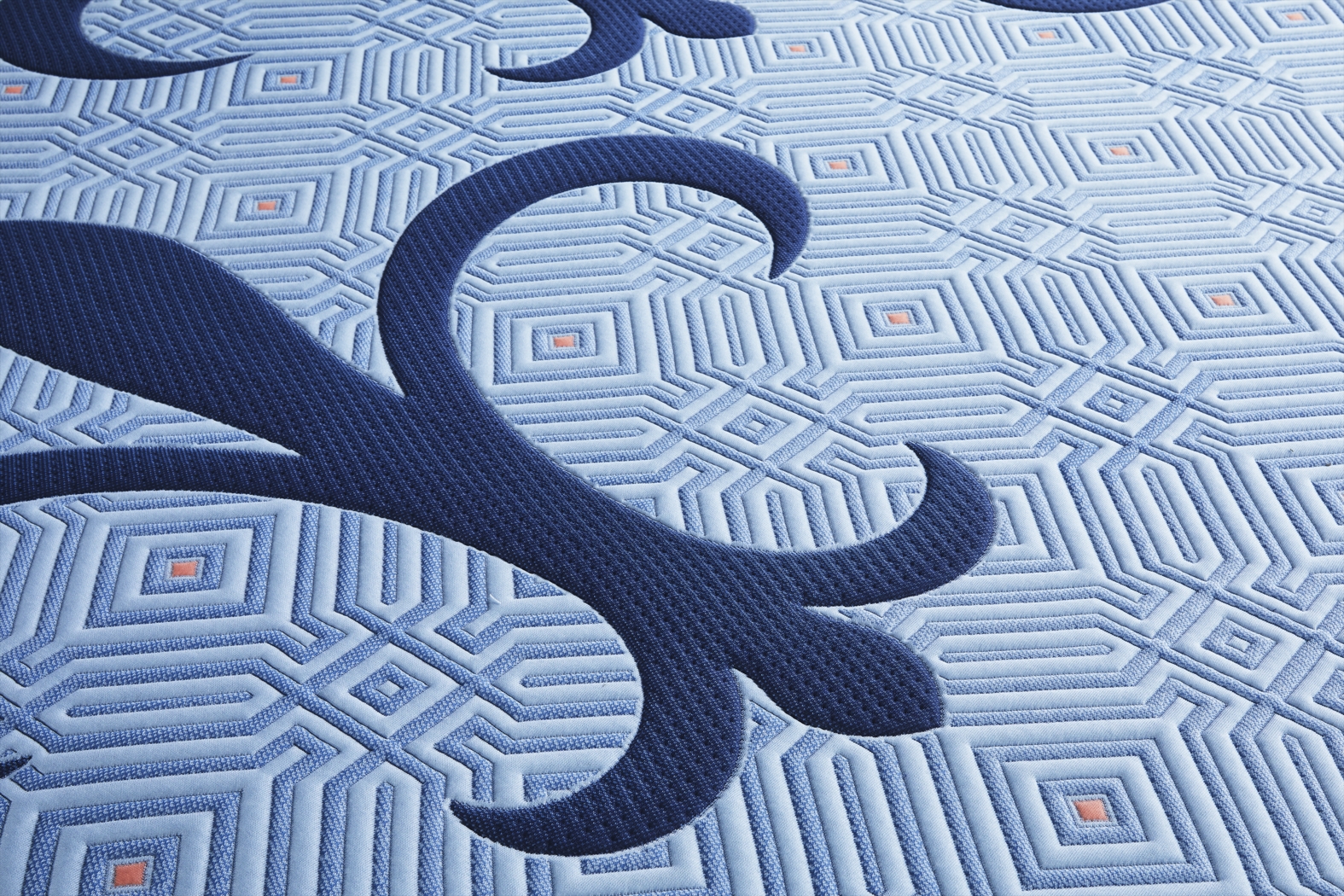 Stearns and Foster Lux Hybrid Medium Queen Mattress - Thumbnail - Image 3