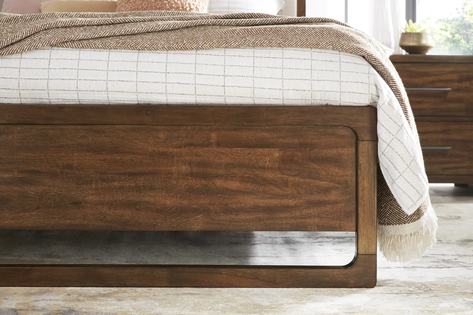 Surrey Ellis Caramel 5 Pc Queen Upholstered Bedroom - Thumbnail - Image 6