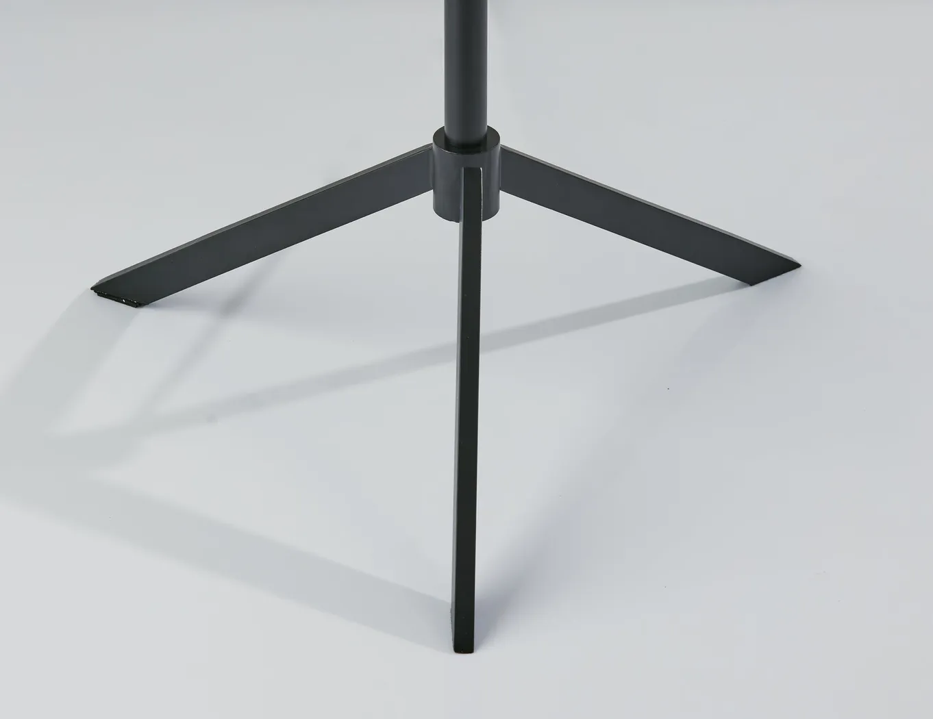 Tekoa Black Floor Lamp - Thumbnail - Image 3