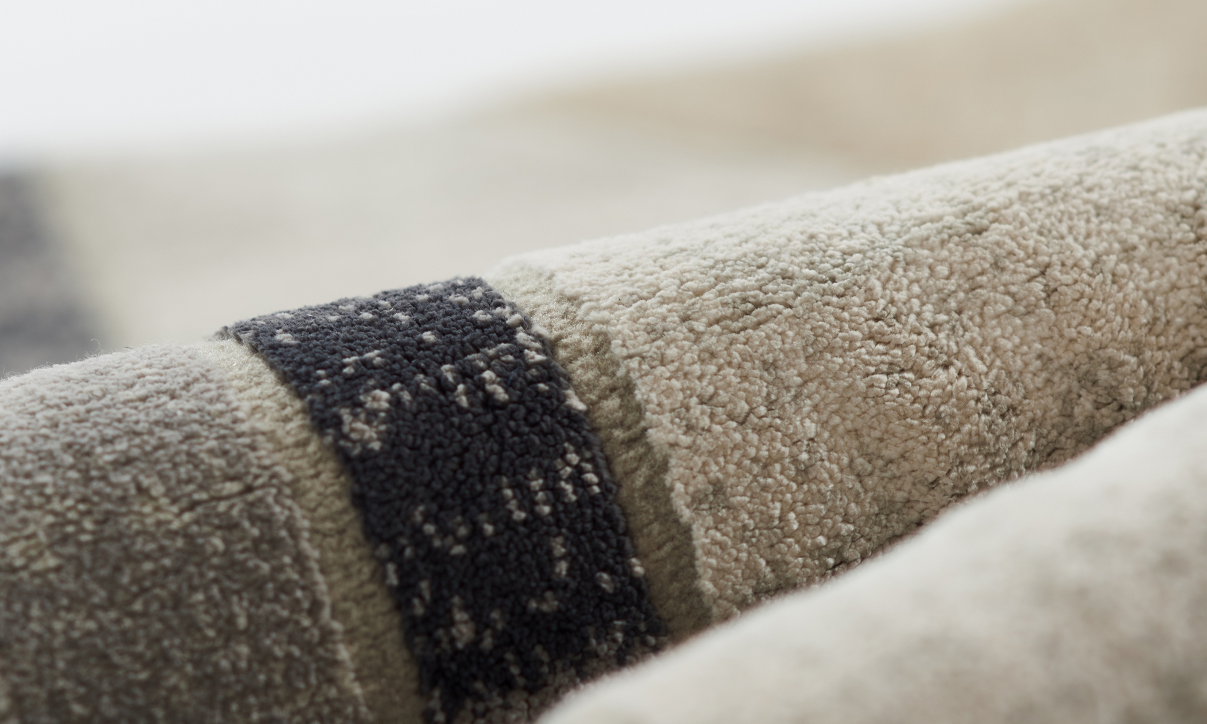 Tryst Black 5'1 x 7'7 Rug - Thumbnail - Image 5